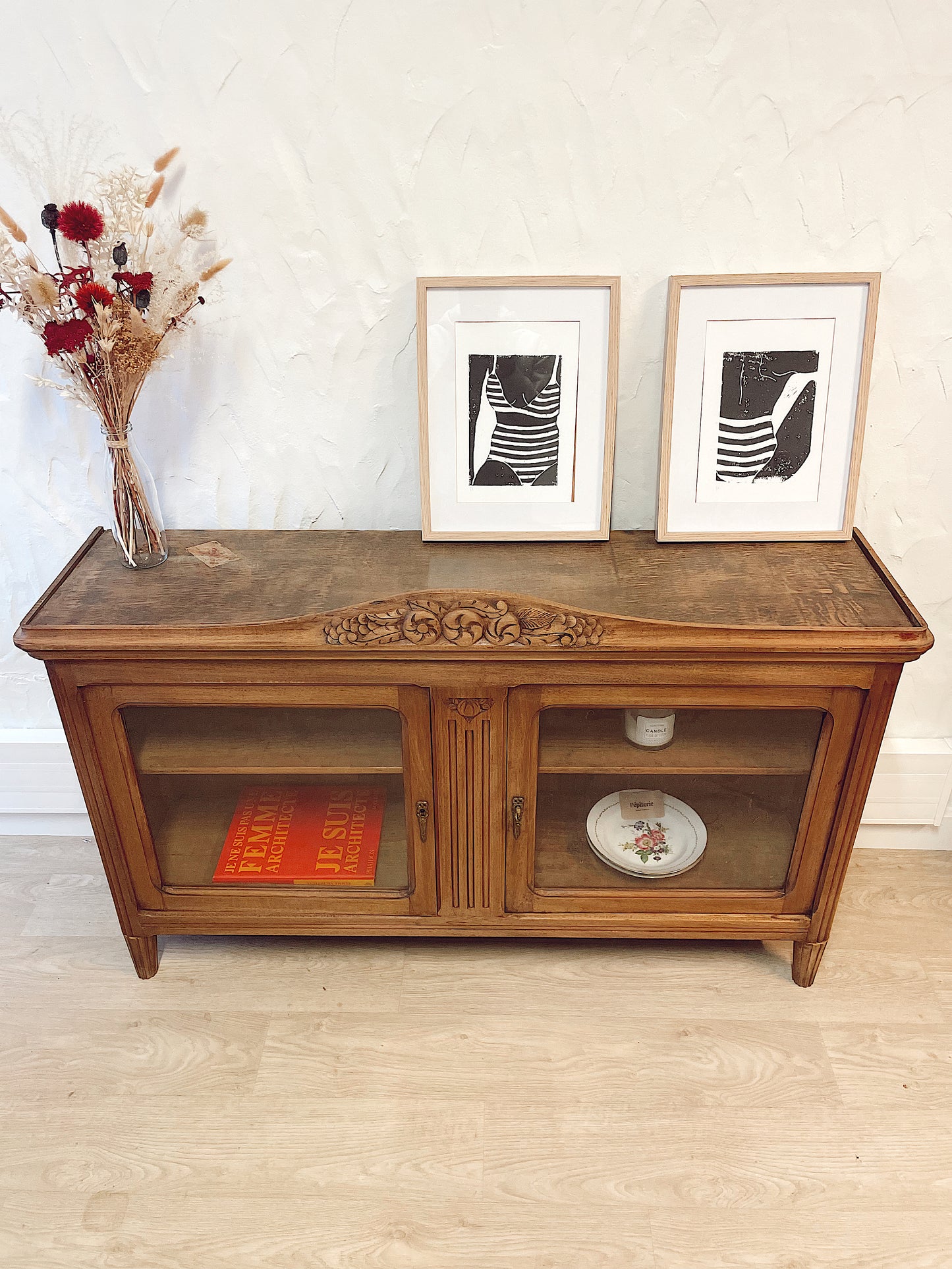 Buffet vintage en bois massif brut a motifs fleuris et 2 portes vitrées