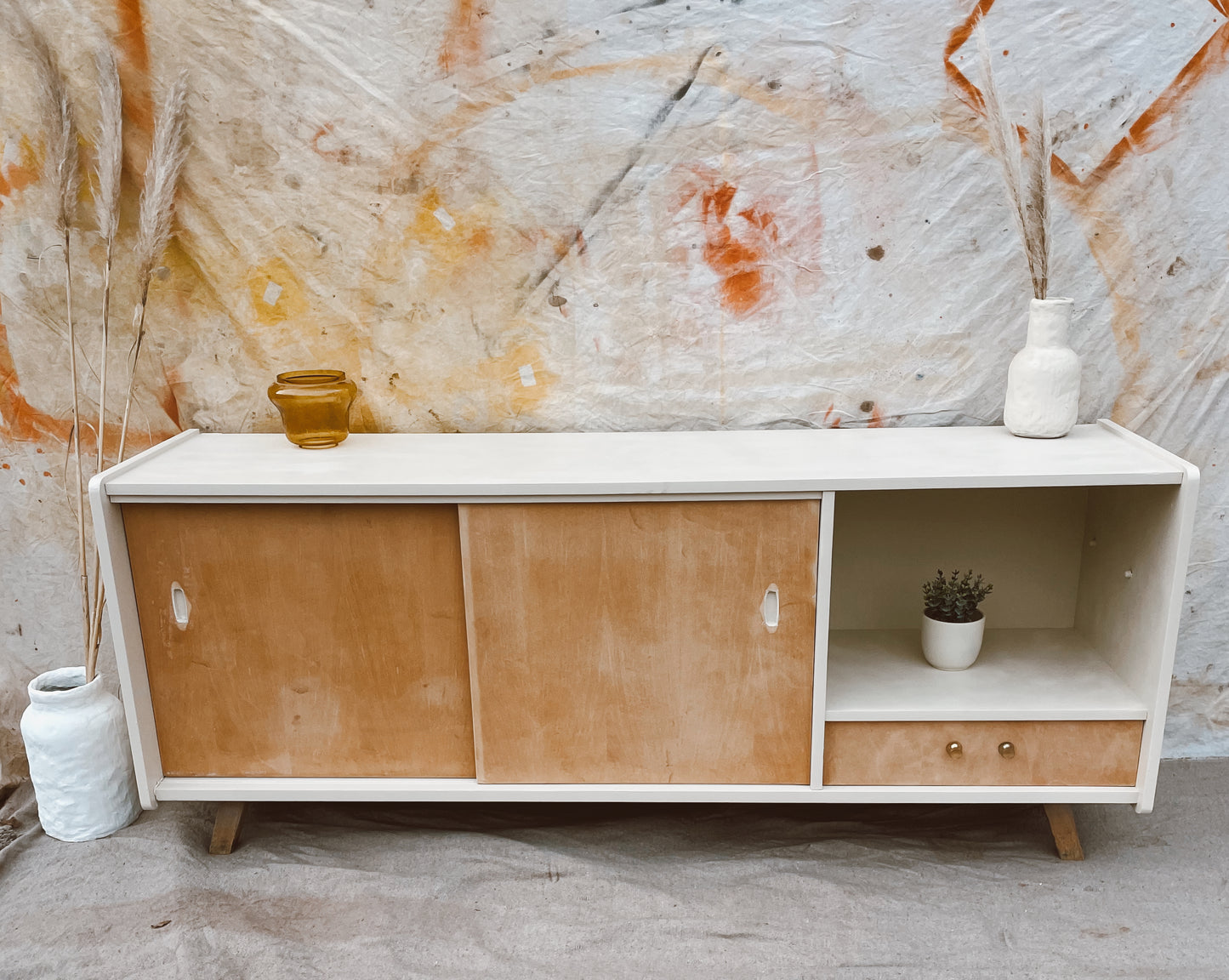 Enfilade / Buffet bas vintage en bois et blanc cassé, pieds compas