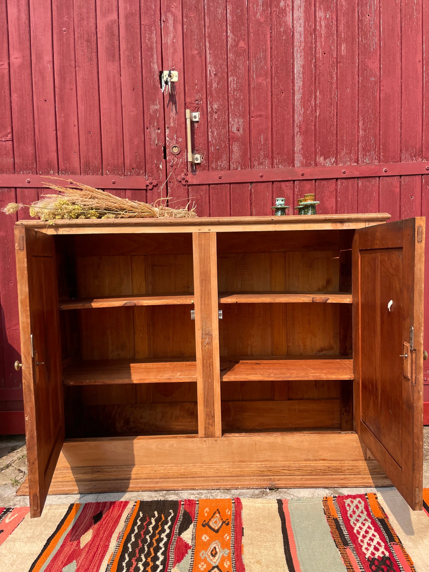 Buffet parisien en bois massif brut et décapé