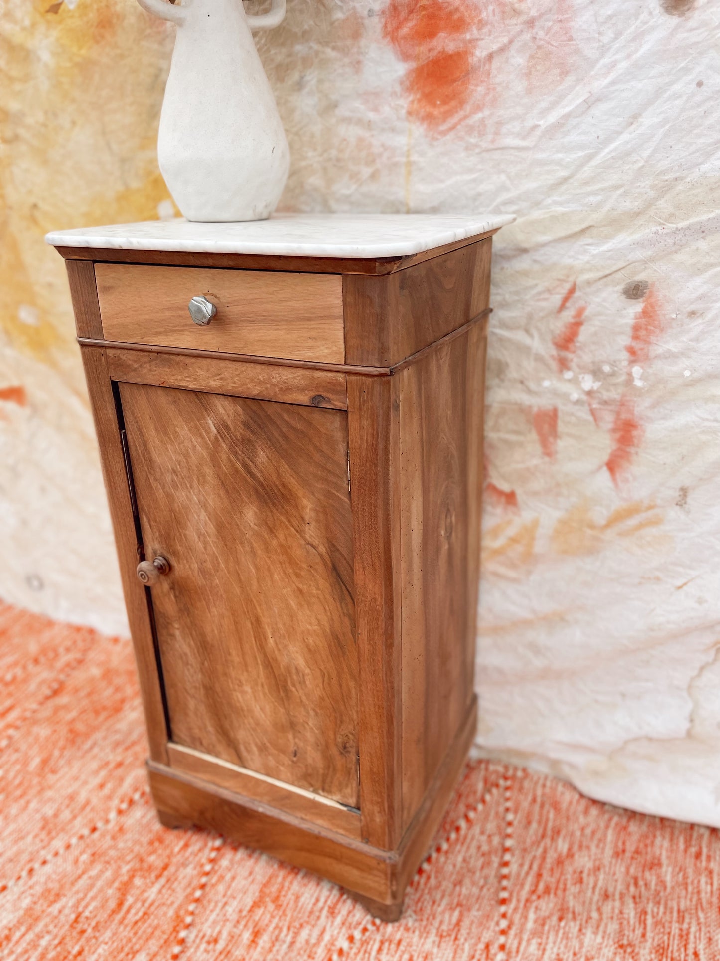 ´chevet petit meuble d’appoint vintage bois brut et marbre blanc