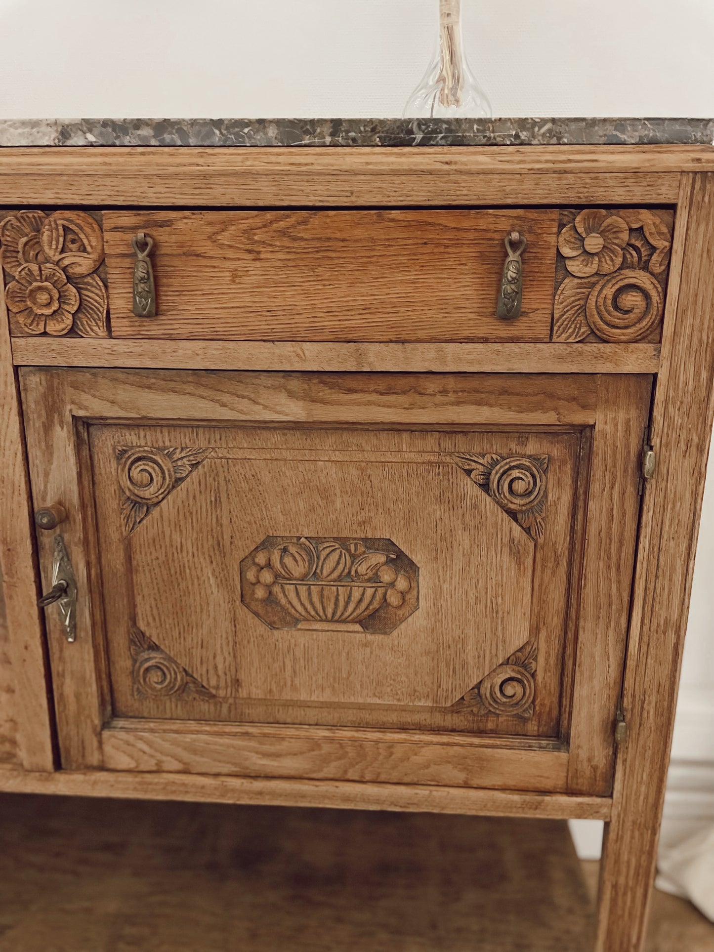 Buffet vintage art déco en bois brut avec marbre et miroir