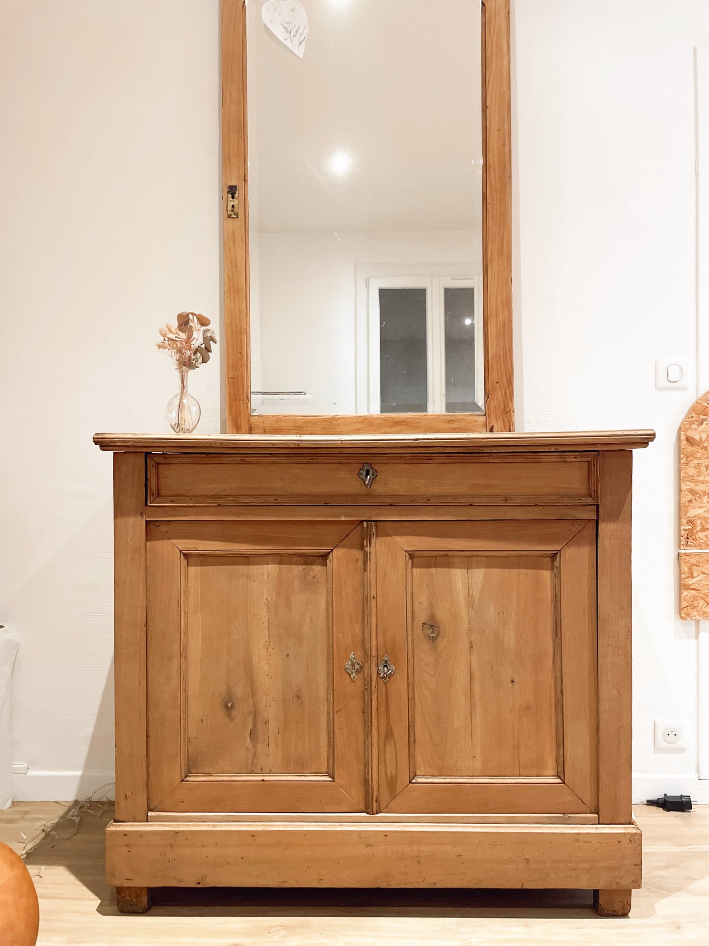 Buffet vintage et classique en bois brut