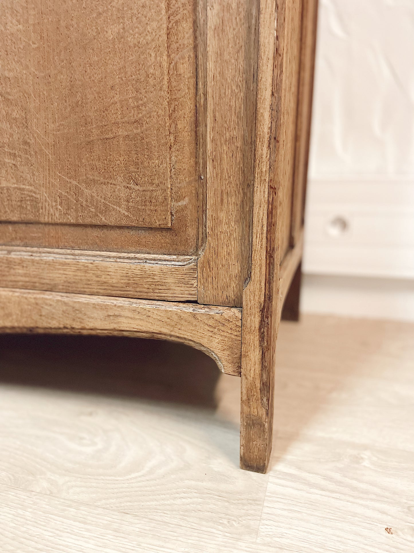 Buffet vintage art déco en bois brut sculpté