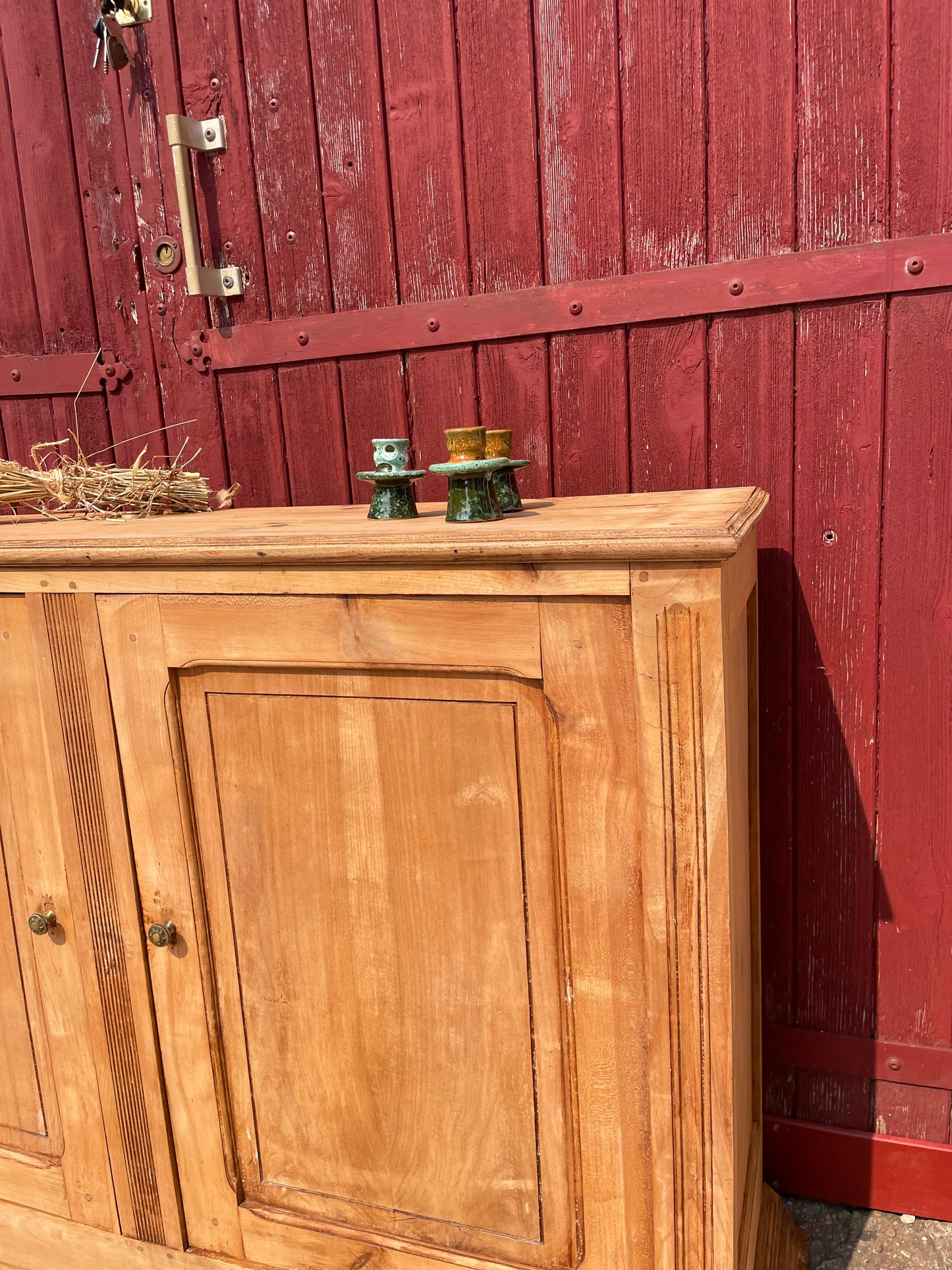Buffet parisien en bois massif brut et décapé