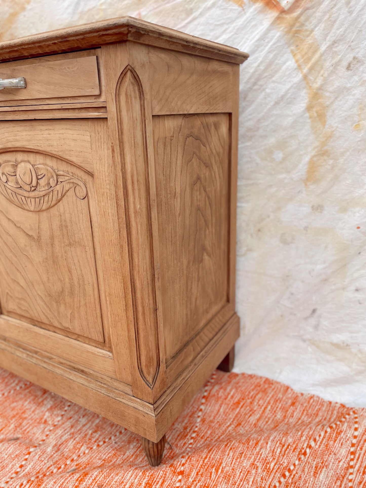 Buffet vintage boheme en bois avec decor sculpté décapé