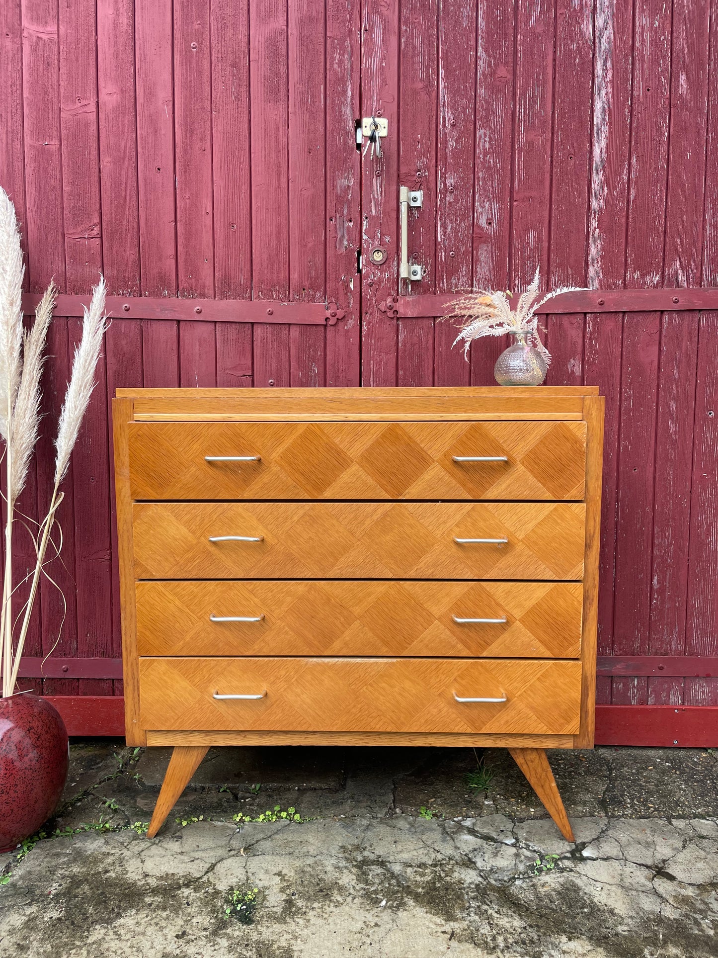 Commode vintage en bois clair à motifs géométriques