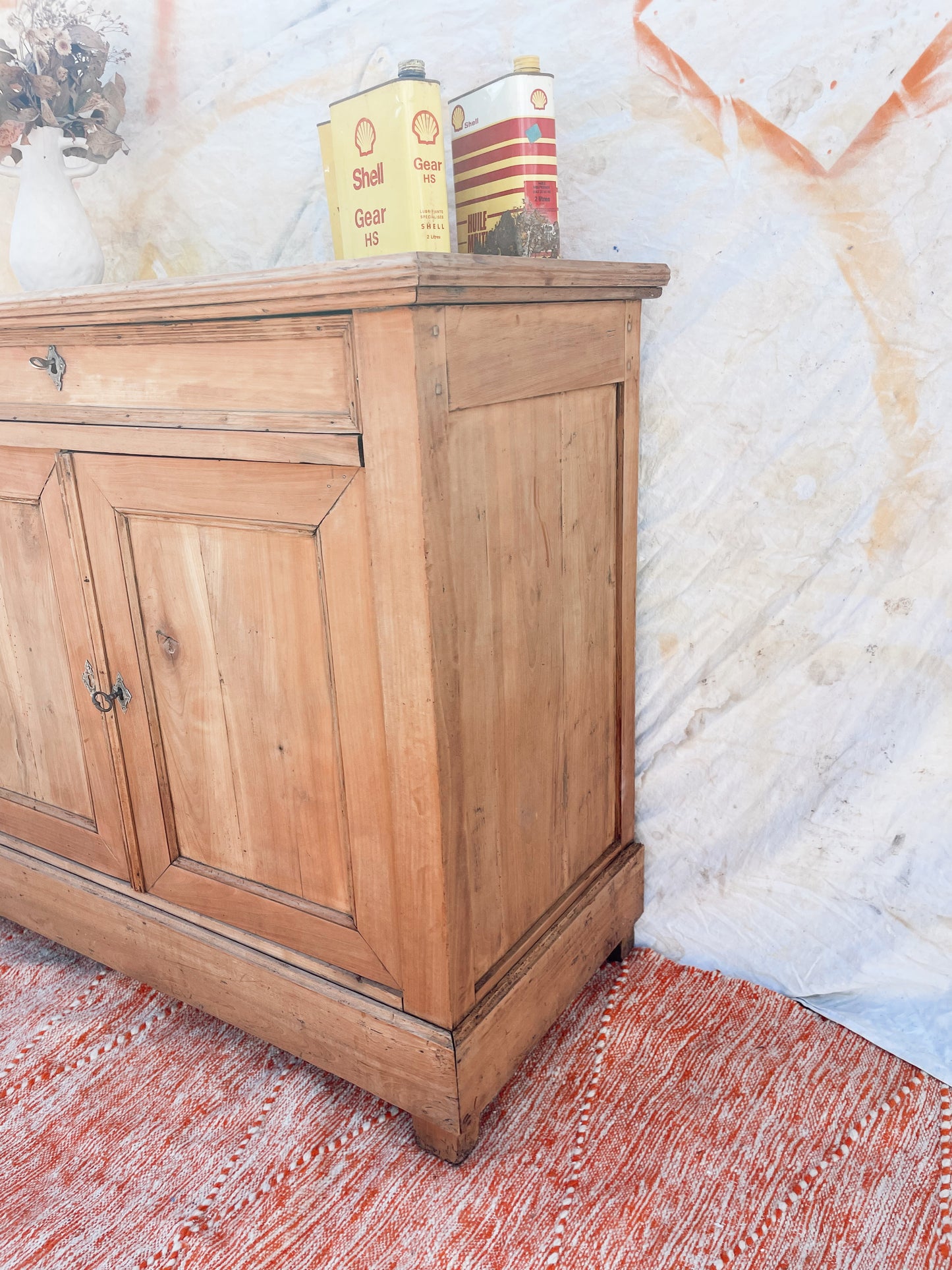 Buffet vintage et classique en bois brut