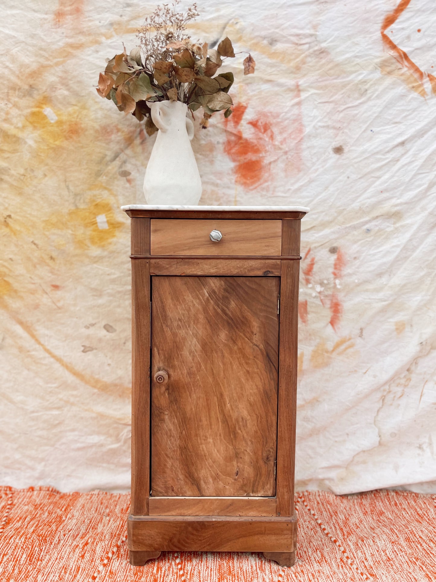 ´chevet petit meuble d’appoint vintage bois brut et marbre blanc