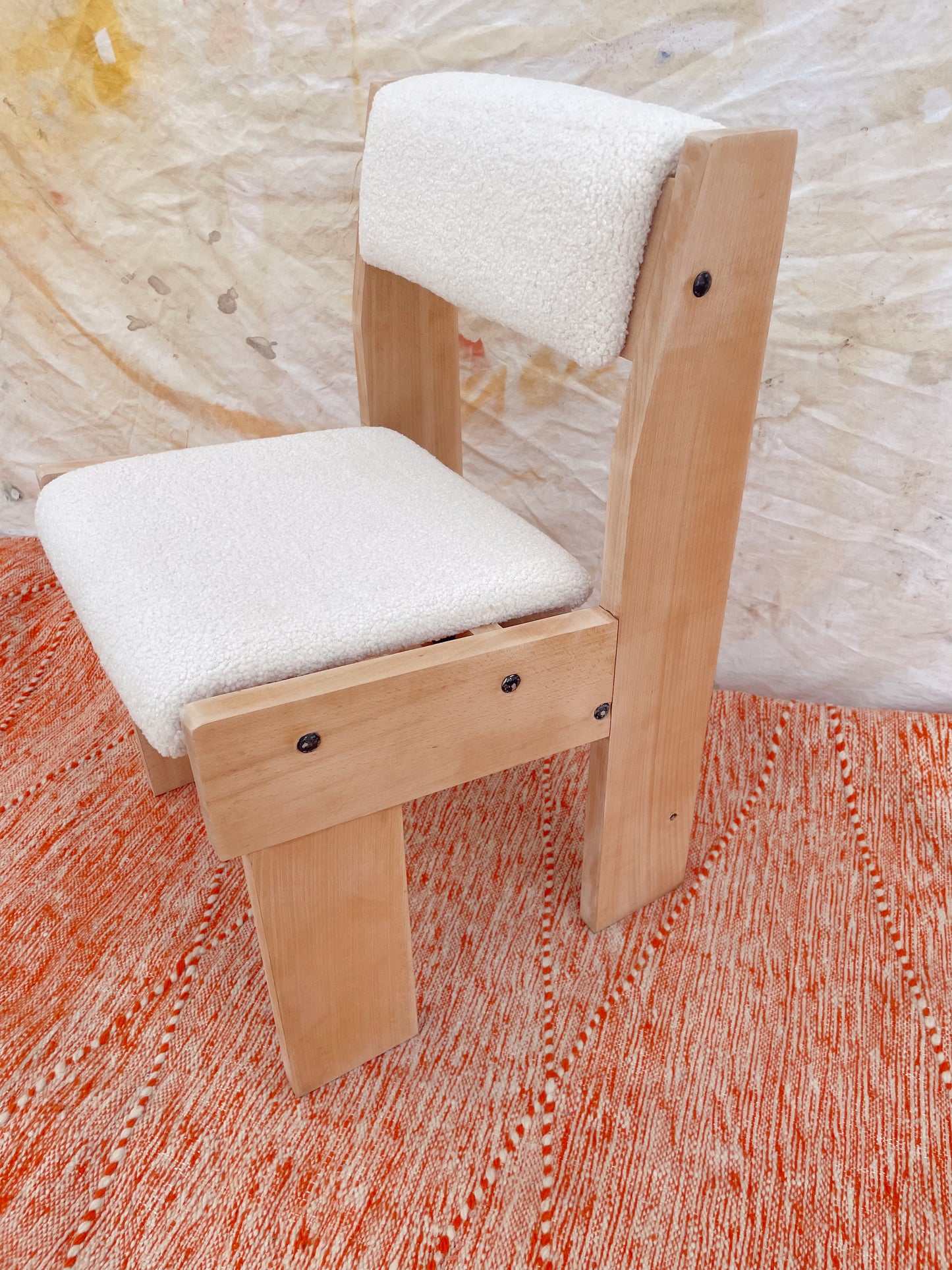 Chaise brutaliste bois et bouclette