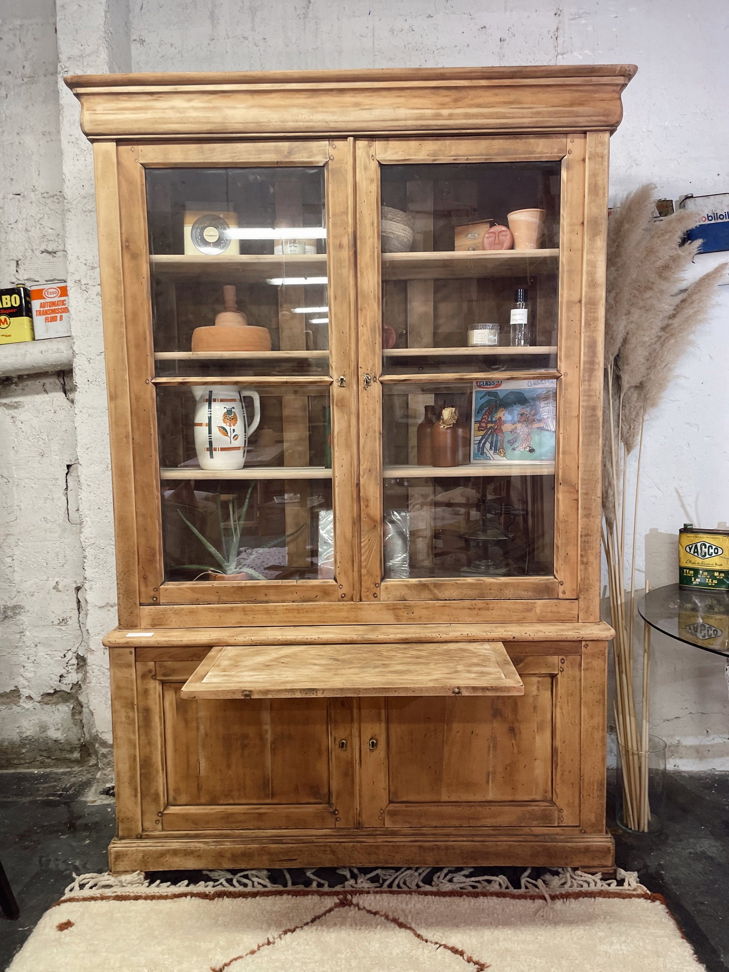 Vaisselier / vitrine ancienne en bois massif, décapée