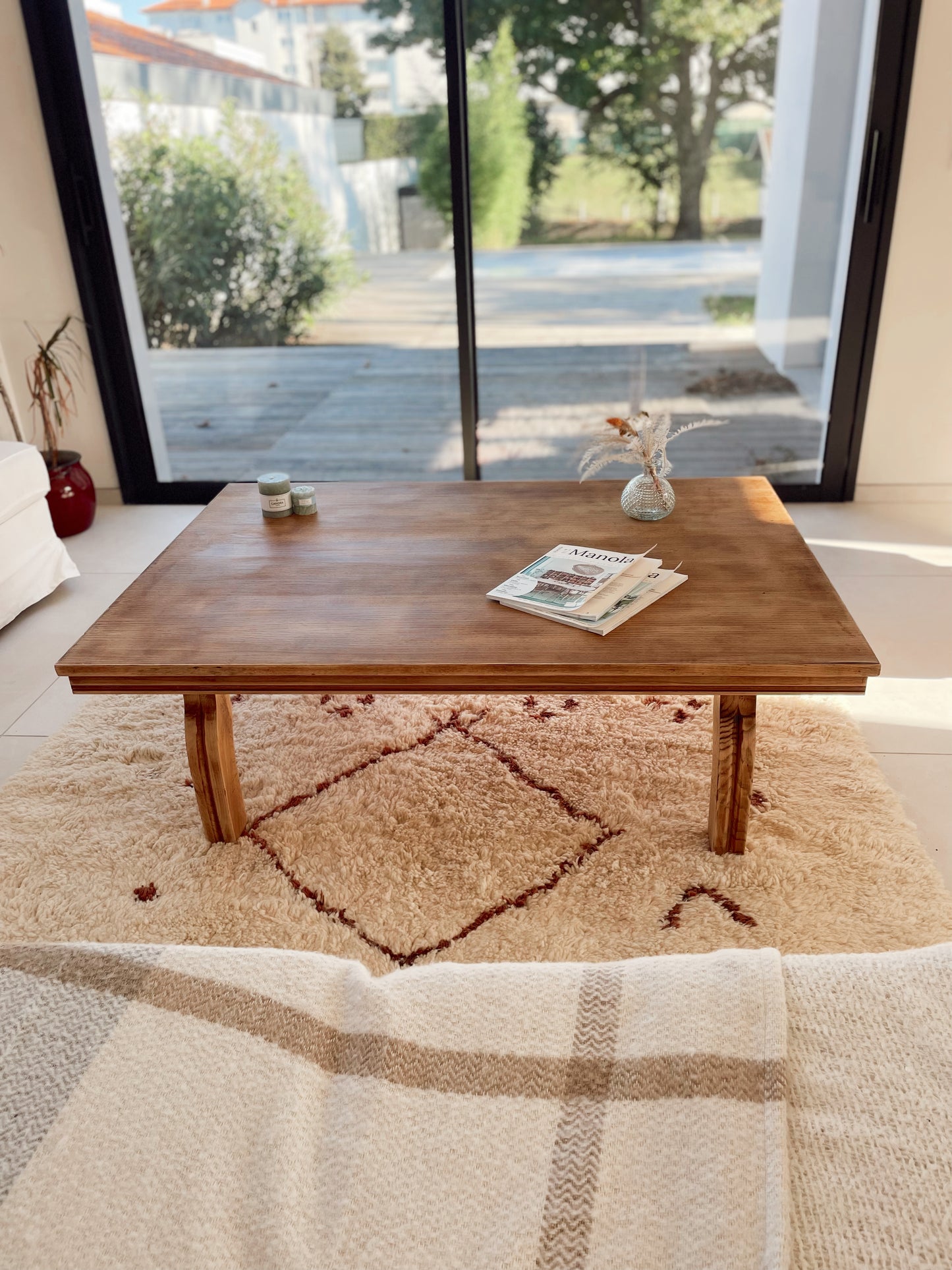 Grande table basse vintage bois brut avec pieds galbés