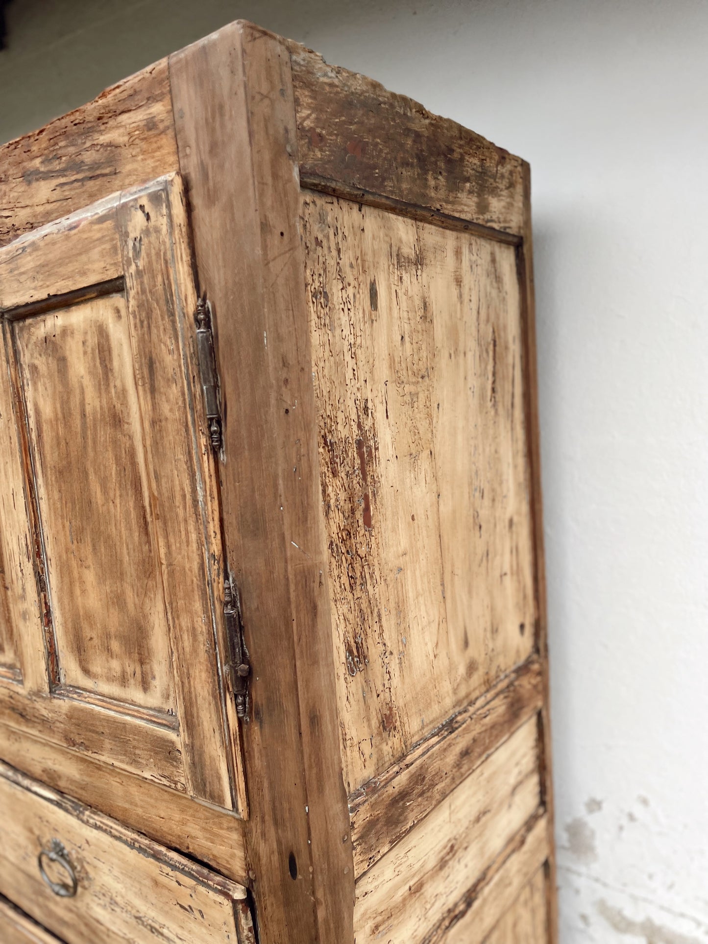 Armoire rustique et vintage en bois brut