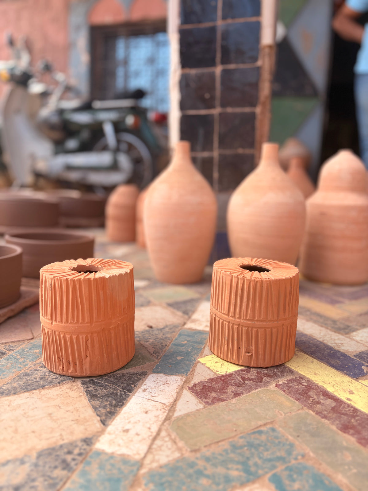 Suspension artisanale en terre cuite sculptée « Sirocco » – Ø11 cm