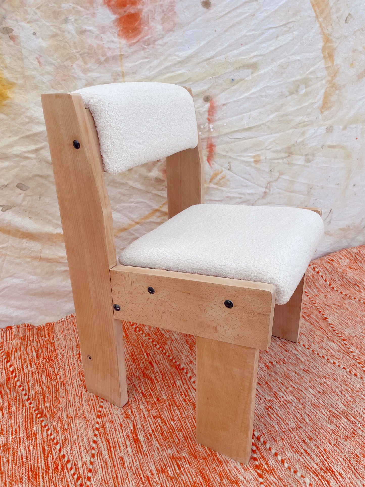 Chaise brutaliste bois et bouclette