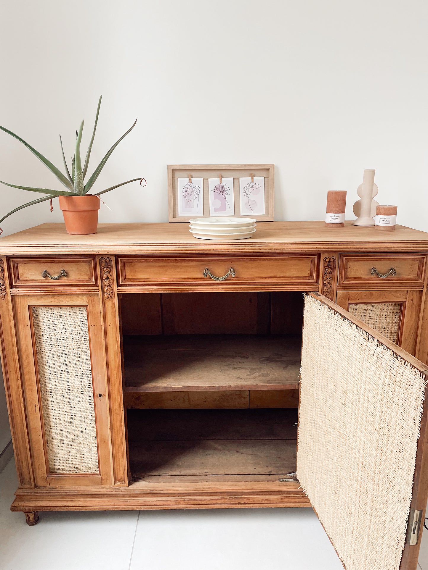 Buffet vintage 3 portes en bois et raphia