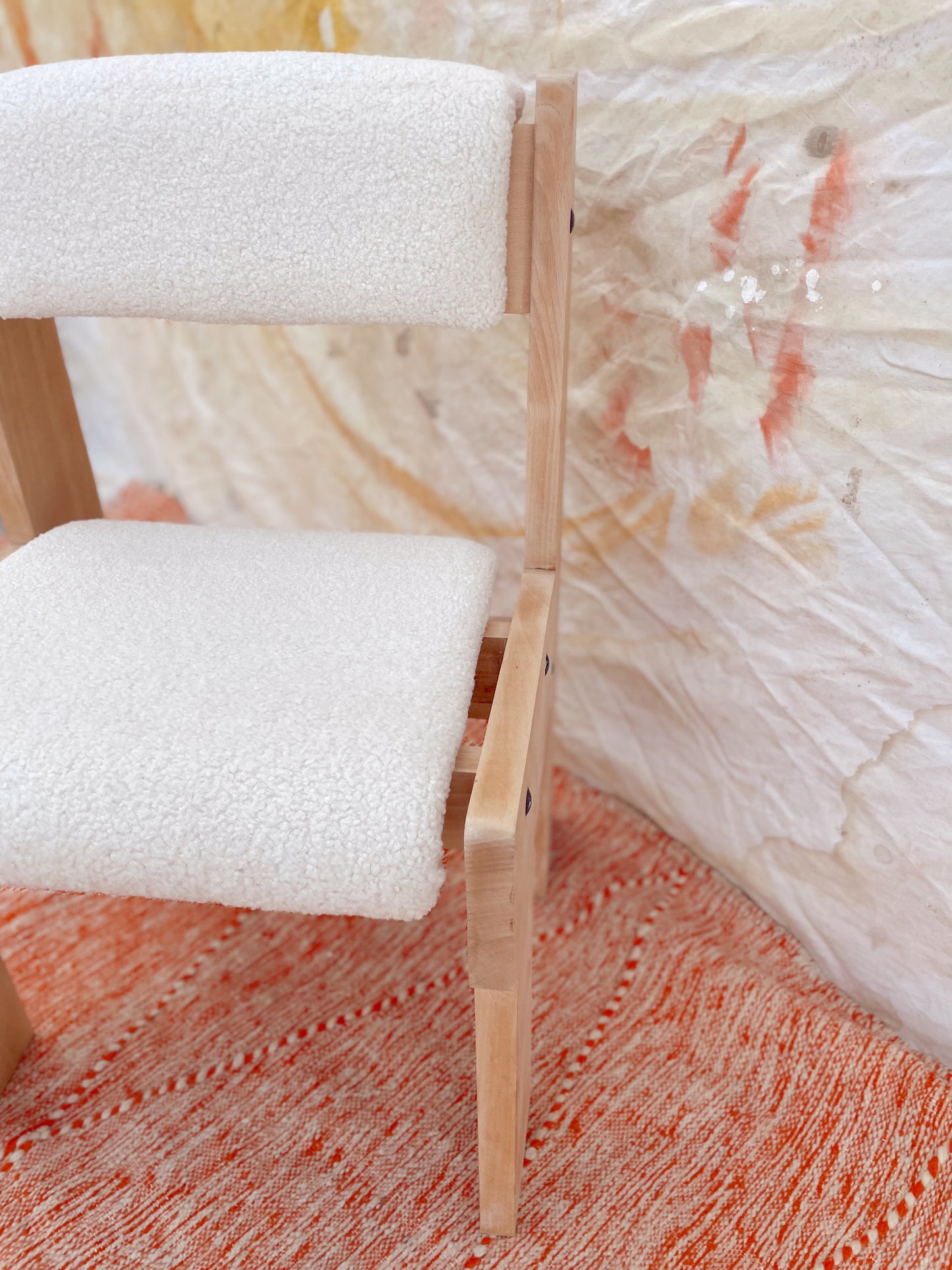 Chaise brutaliste bois et bouclette