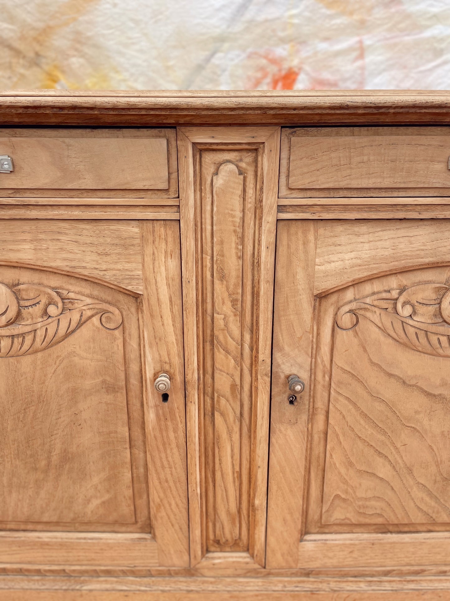 Buffet vintage boheme en bois avec decor sculpté décapé