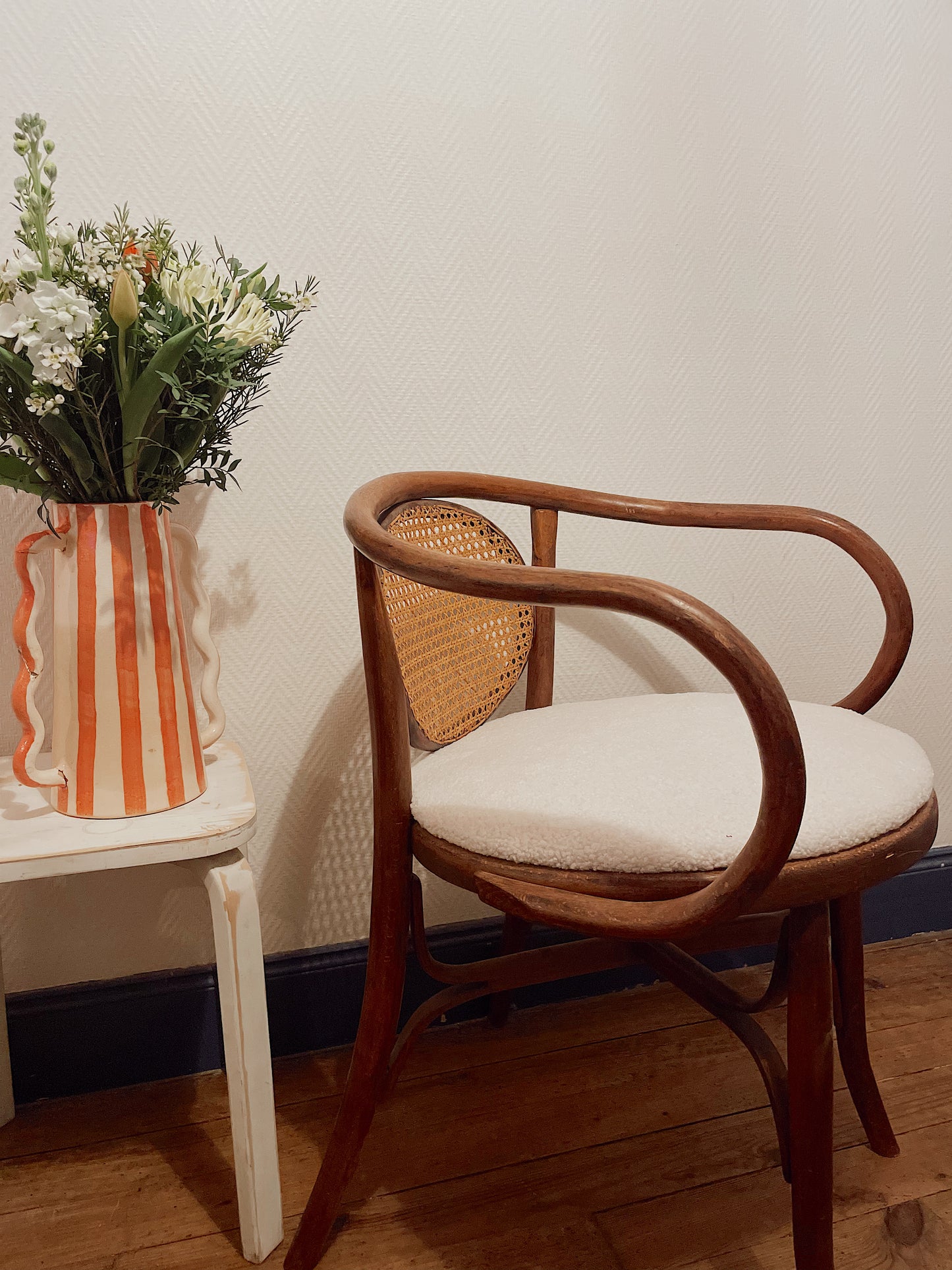 Fauteuil vintage bois courbé, cannage et bouclette