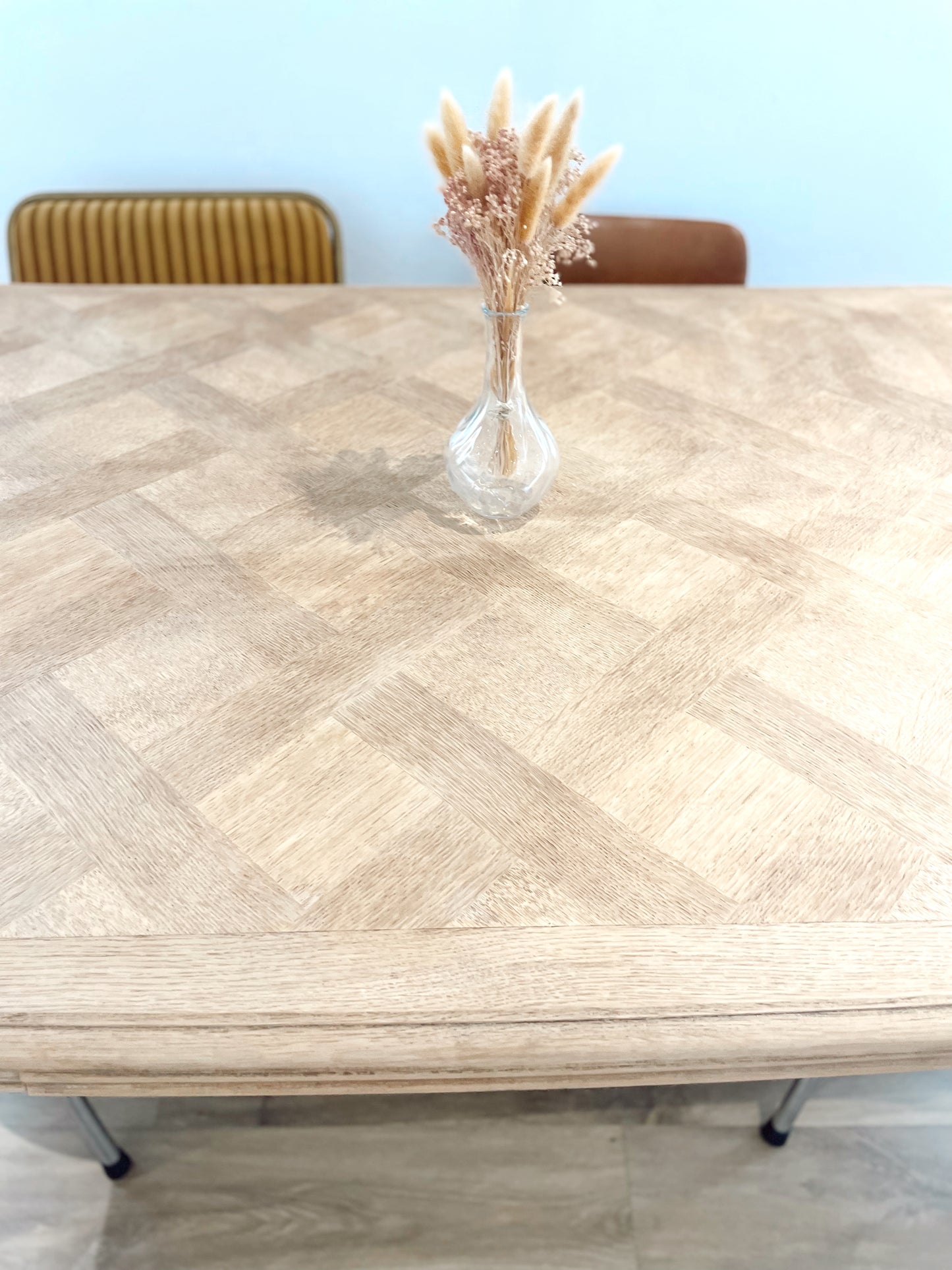 Table vintage style régence avec rallonges en bois brut