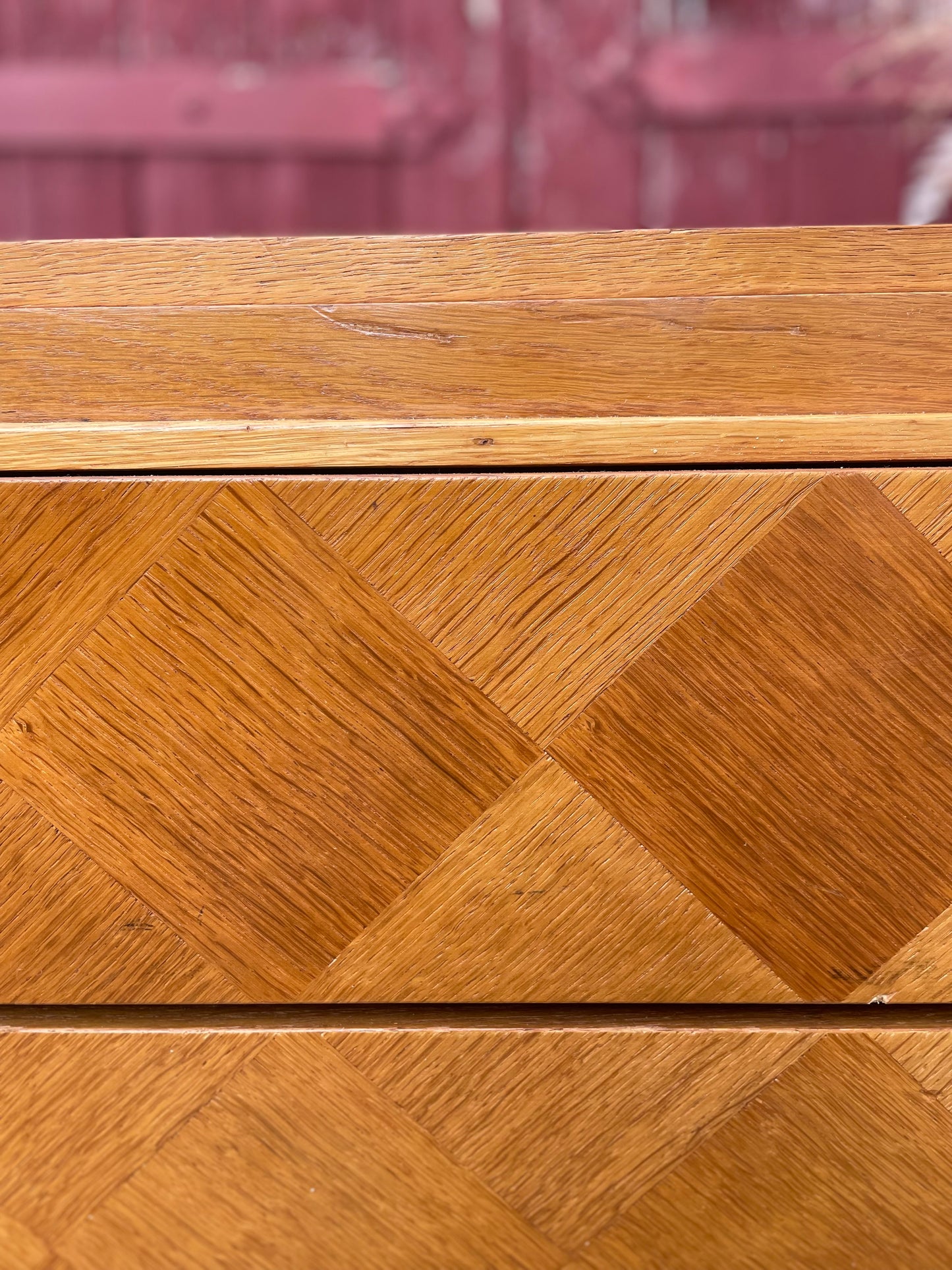 Commode vintage en bois clair à motifs géométriques