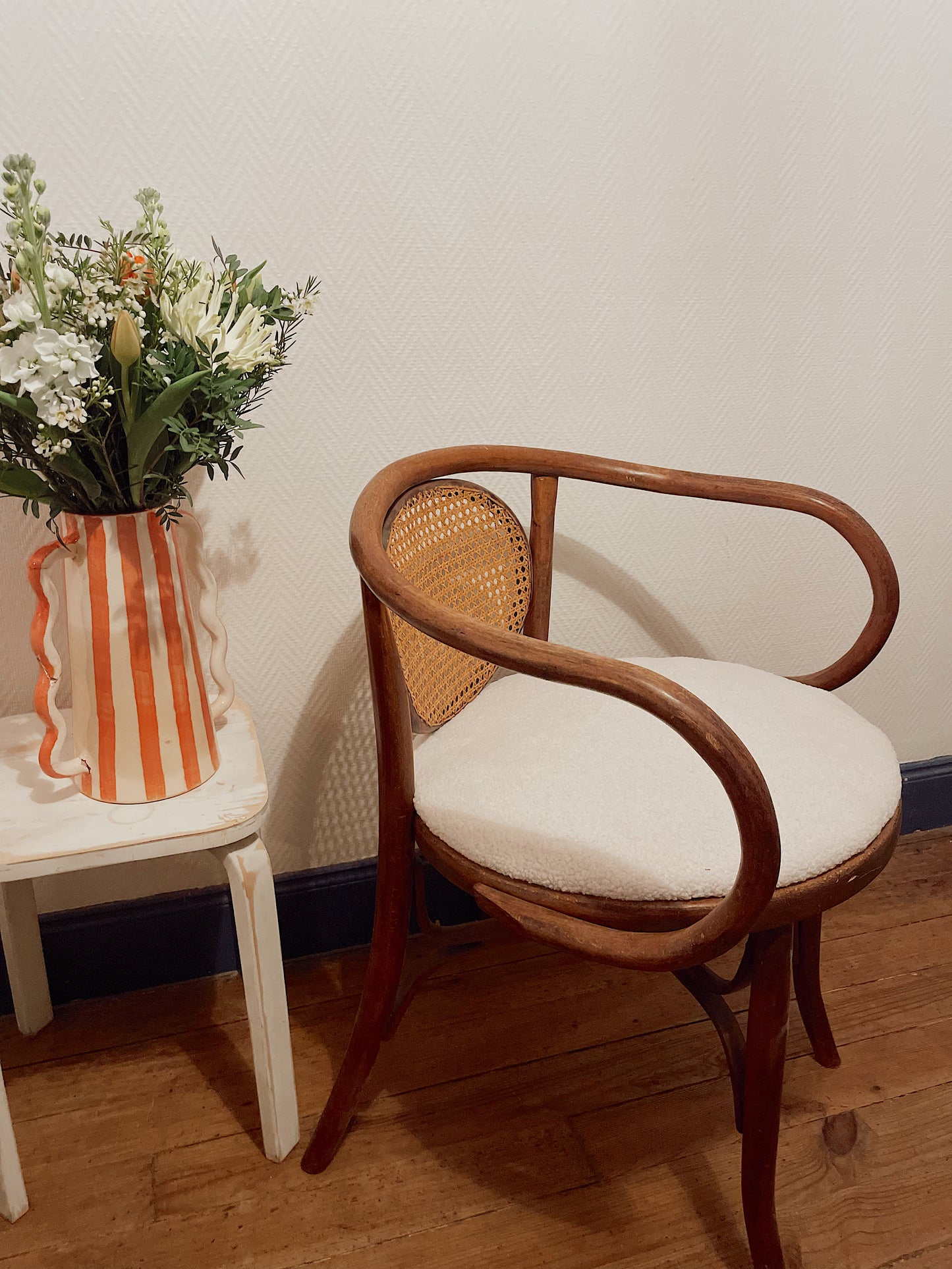 Fauteuil vintage bois courbé, cannage et bouclette