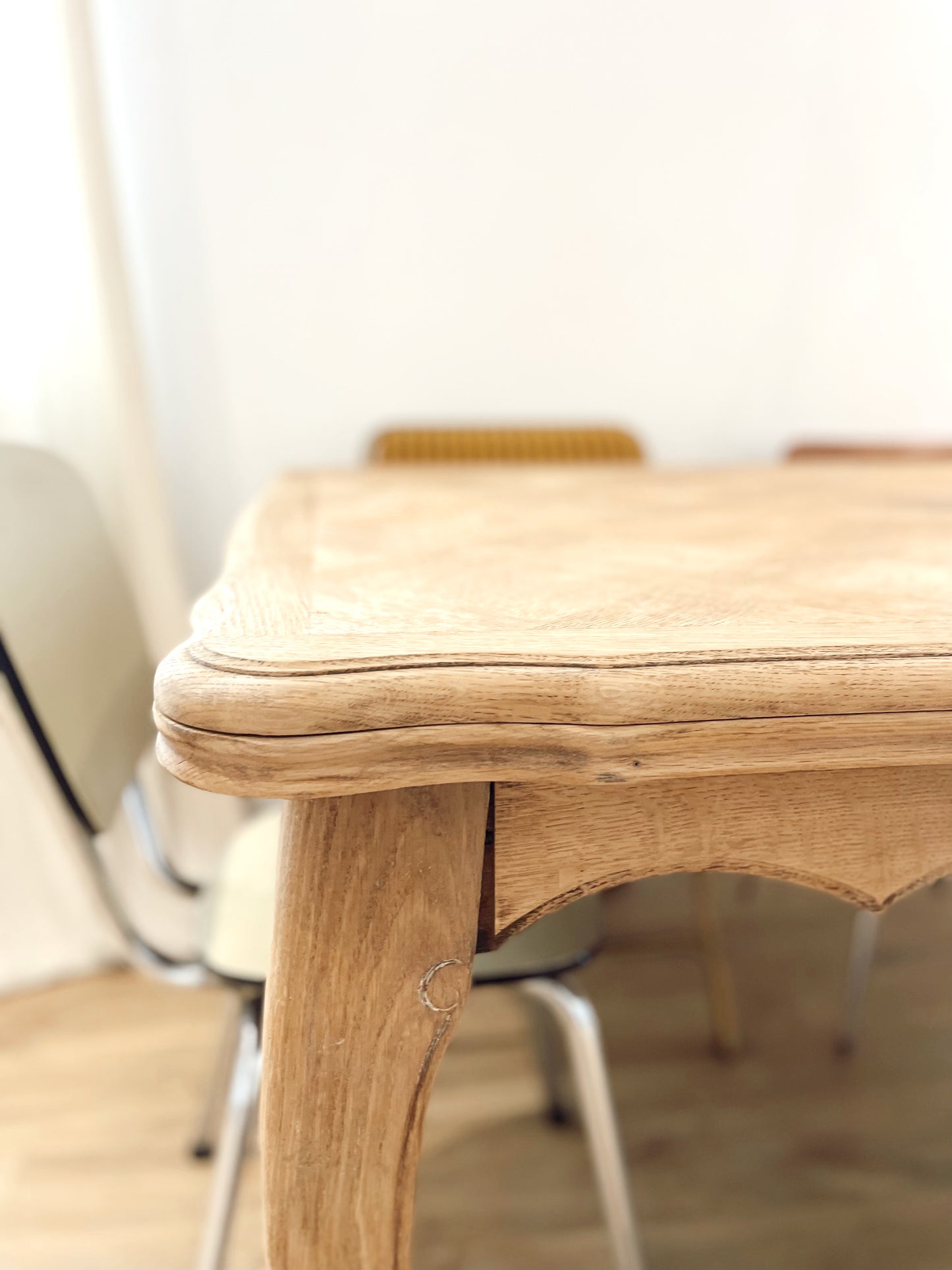 Table vintage style régence avec rallonges en bois brut