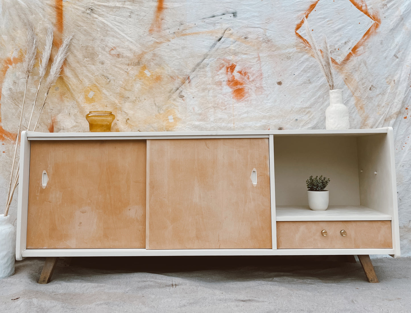 Enfilade / Buffet bas vintage en bois et blanc cassé, pieds compas