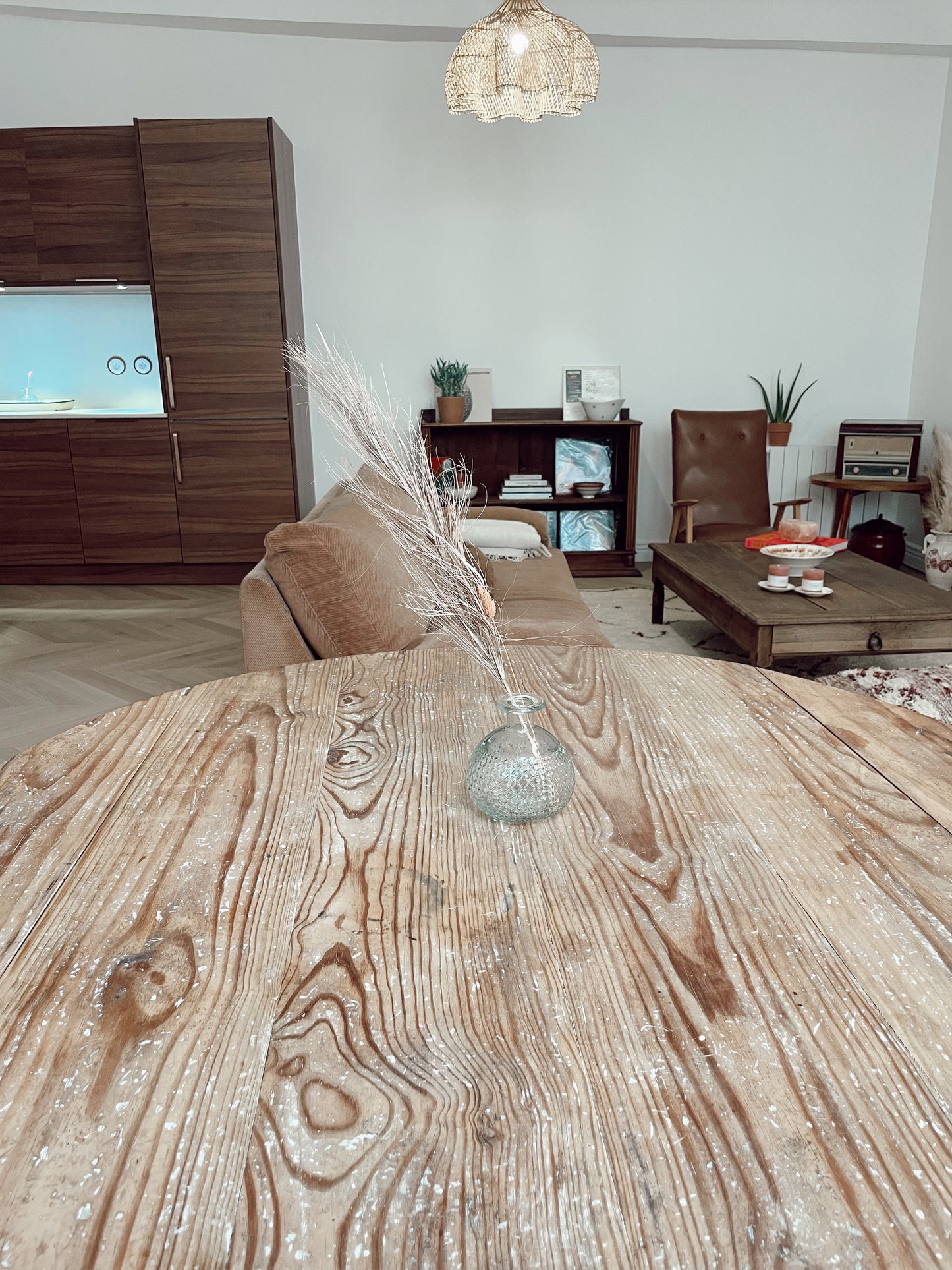 Table ronde en bois vintage blanchi et patiné