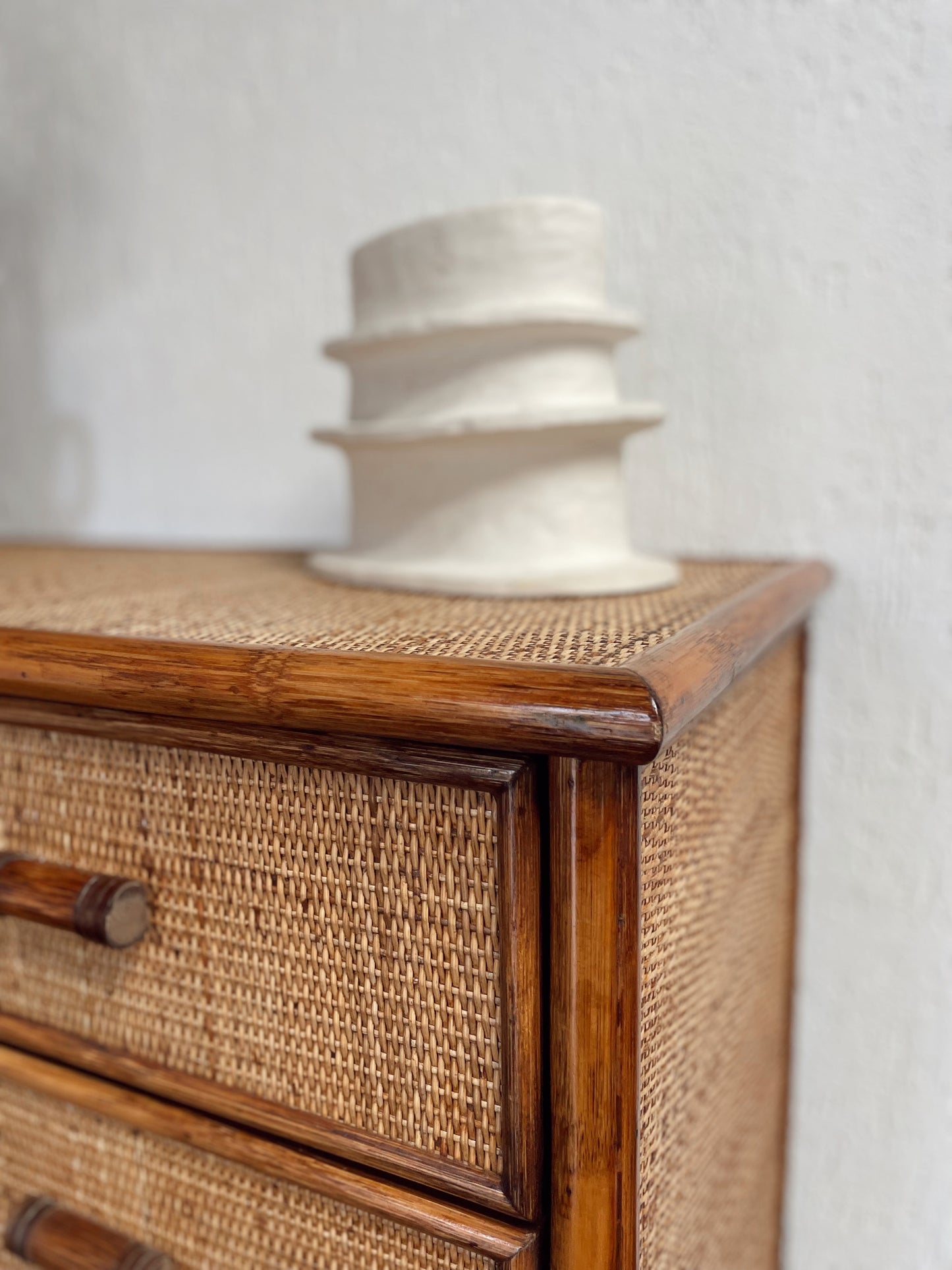 Commode vintage en rotin et cannage – 4 tiroirs