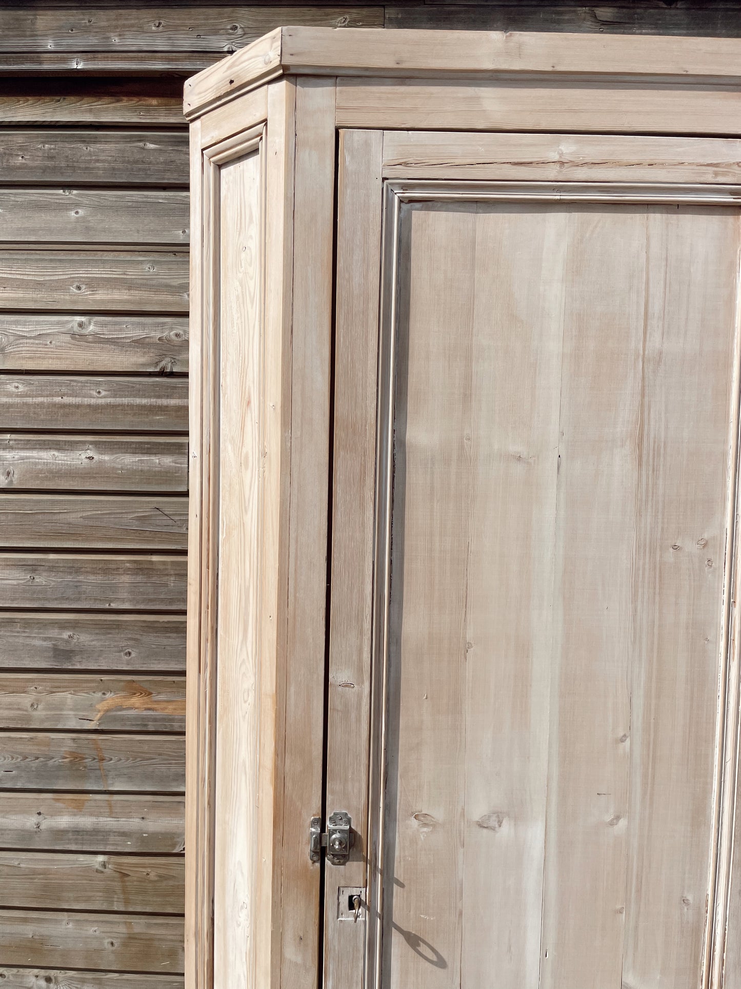 Armoire d’angle vintage bois blanchi