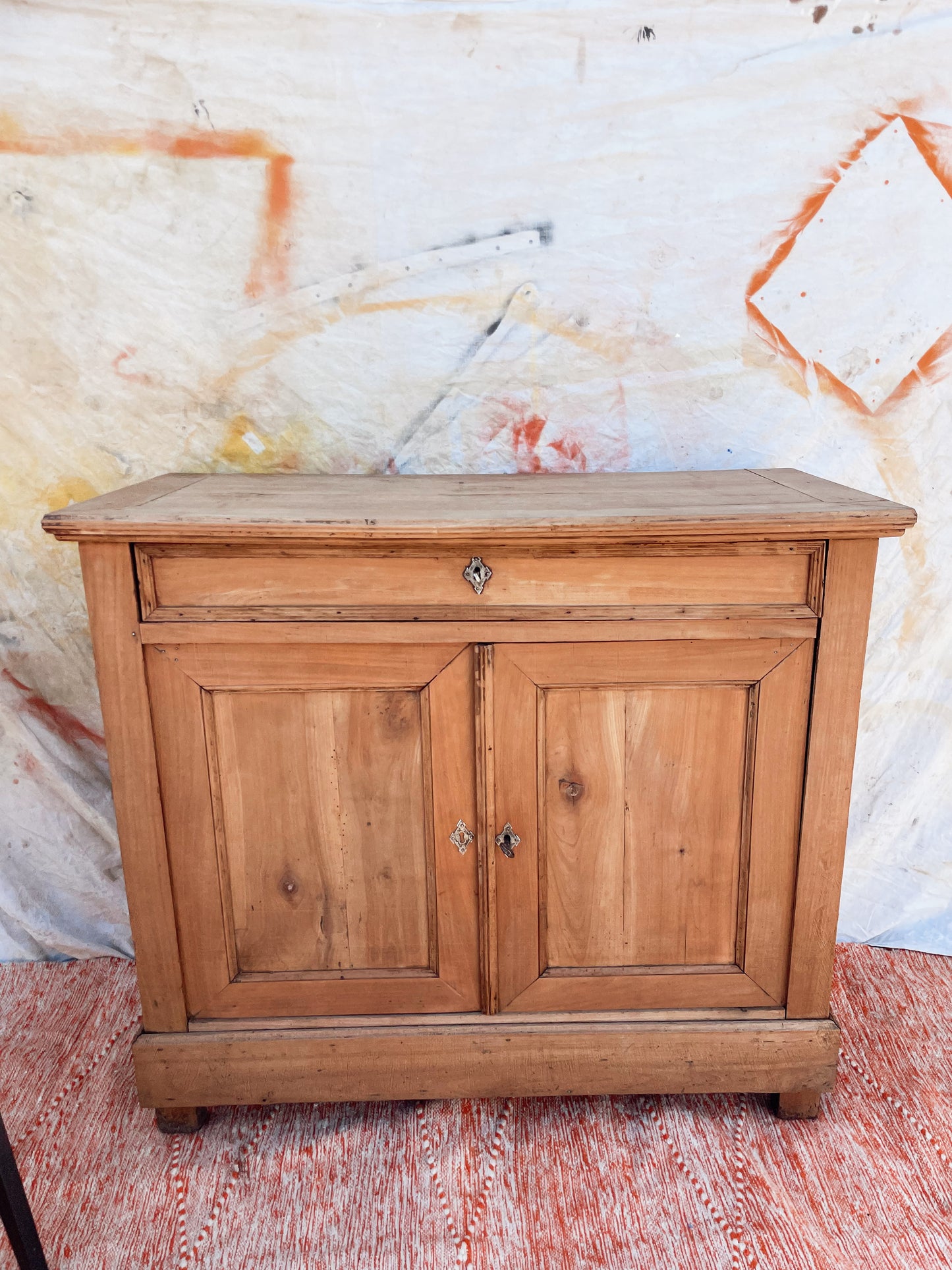 Buffet vintage et classique en bois brut