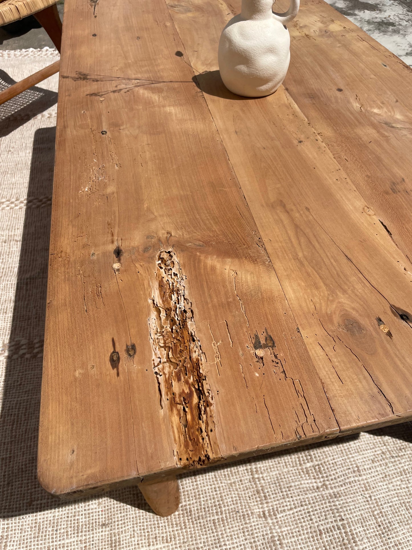 Table basse de ferme ancienne en bois massif – Décapée – 120 x 60 cm