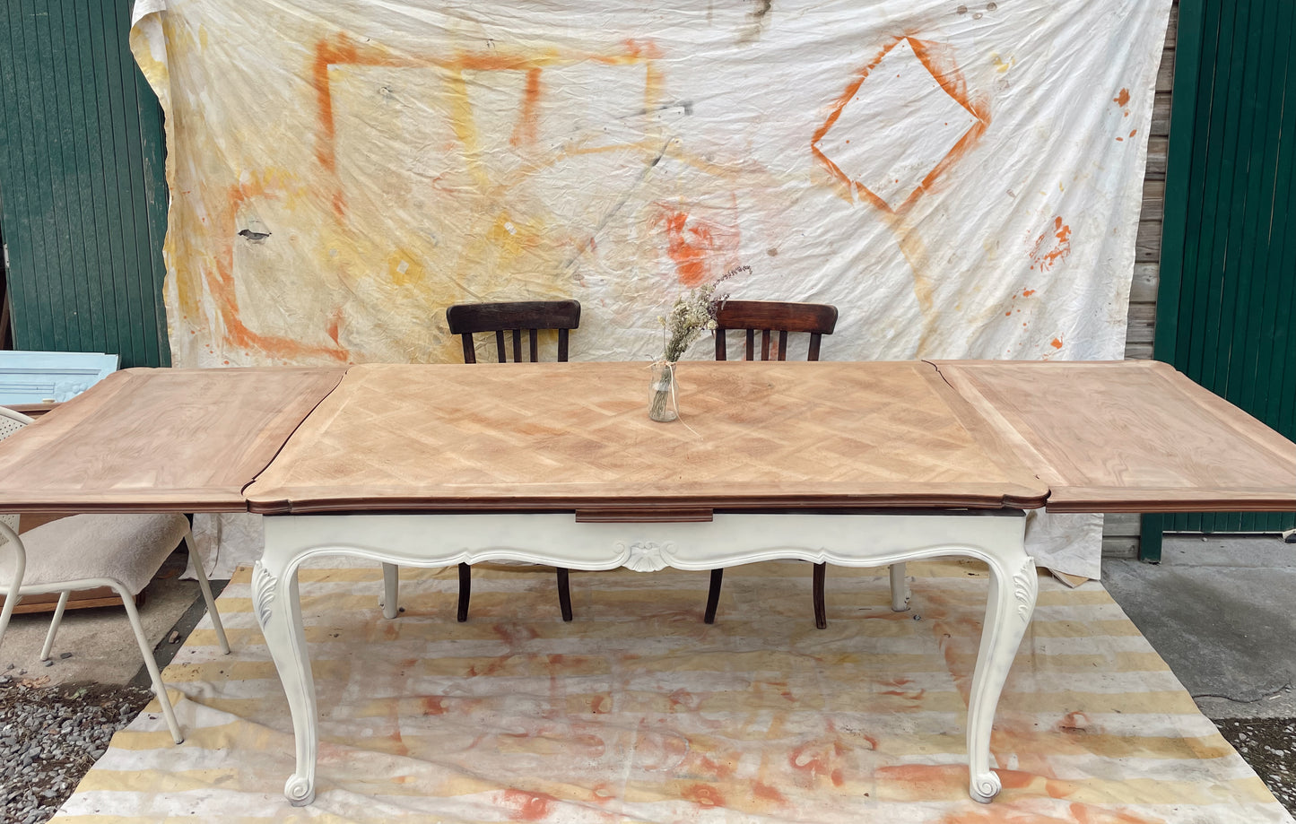 Grande table de salle à manger style Louis XV – plateau marqueterie en bois décapé