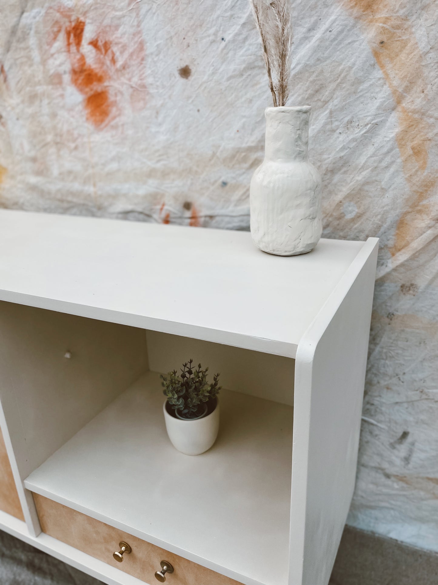 Enfilade / Buffet bas vintage en bois et blanc cassé, pieds compas