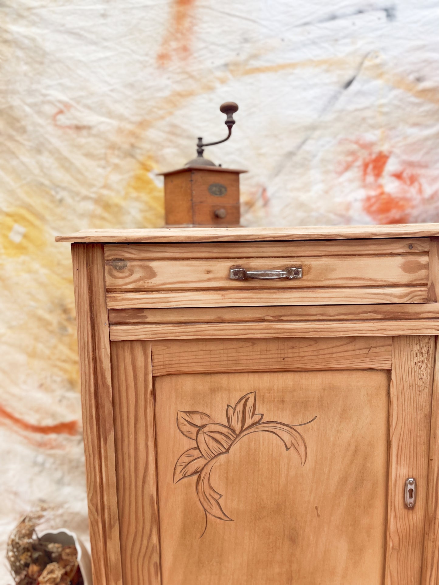 Magnifique petit buffet parisien bohème art deco bois brut décapé