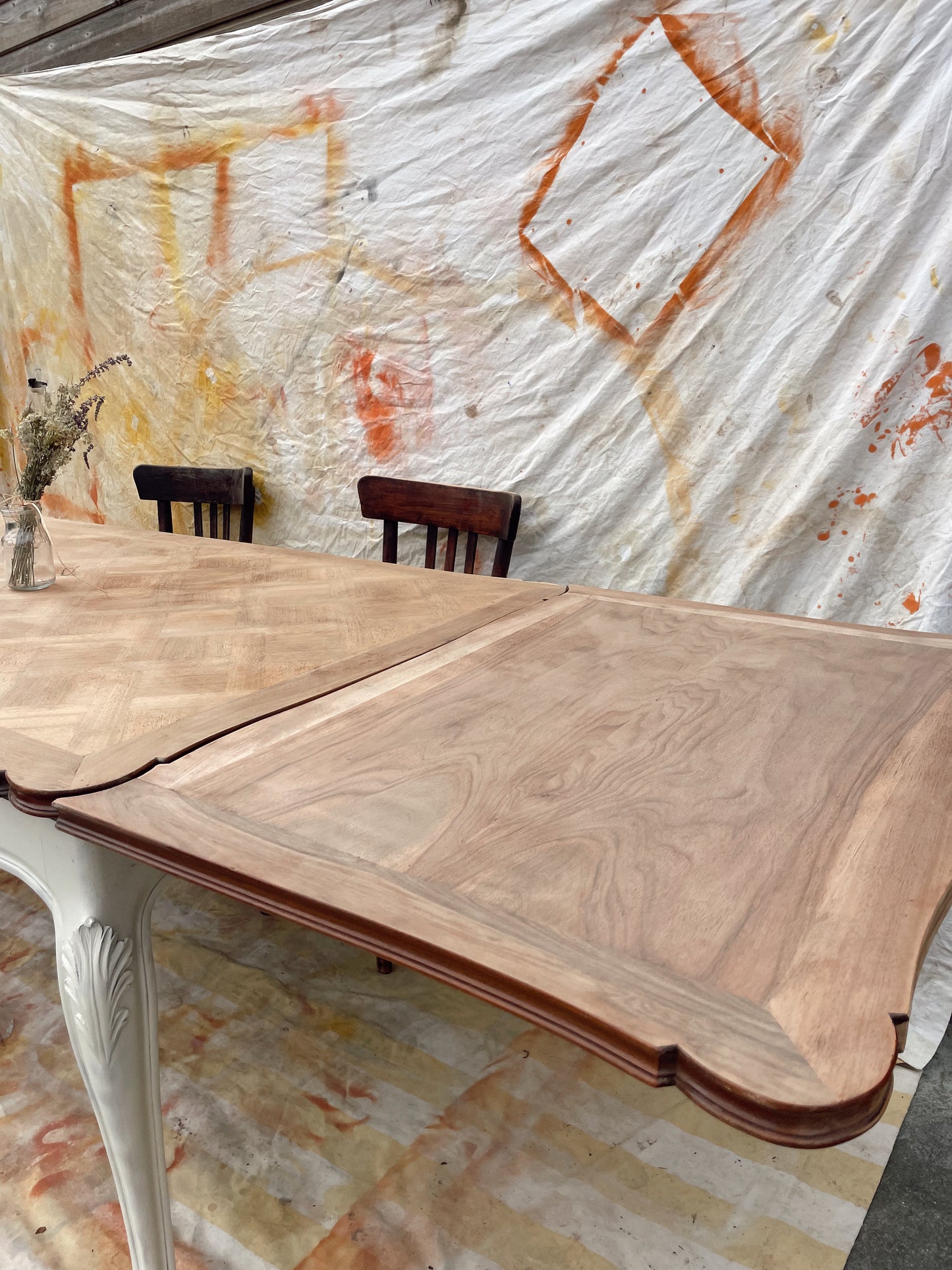 Grande table de salle à manger style Louis XV – plateau marqueterie en bois décapé
