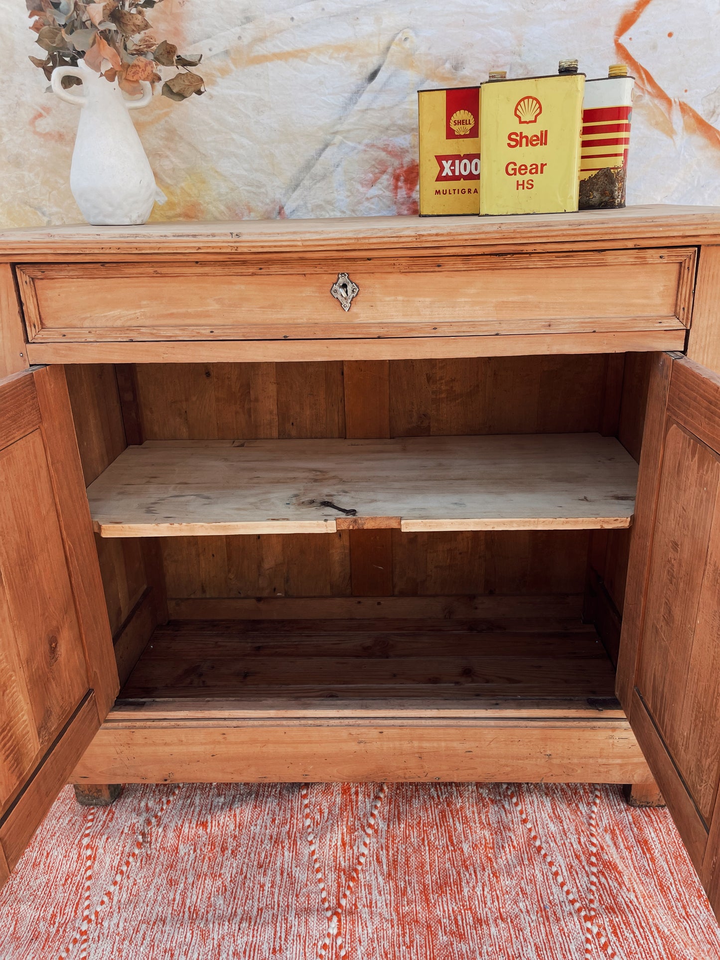 Buffet vintage et classique en bois brut