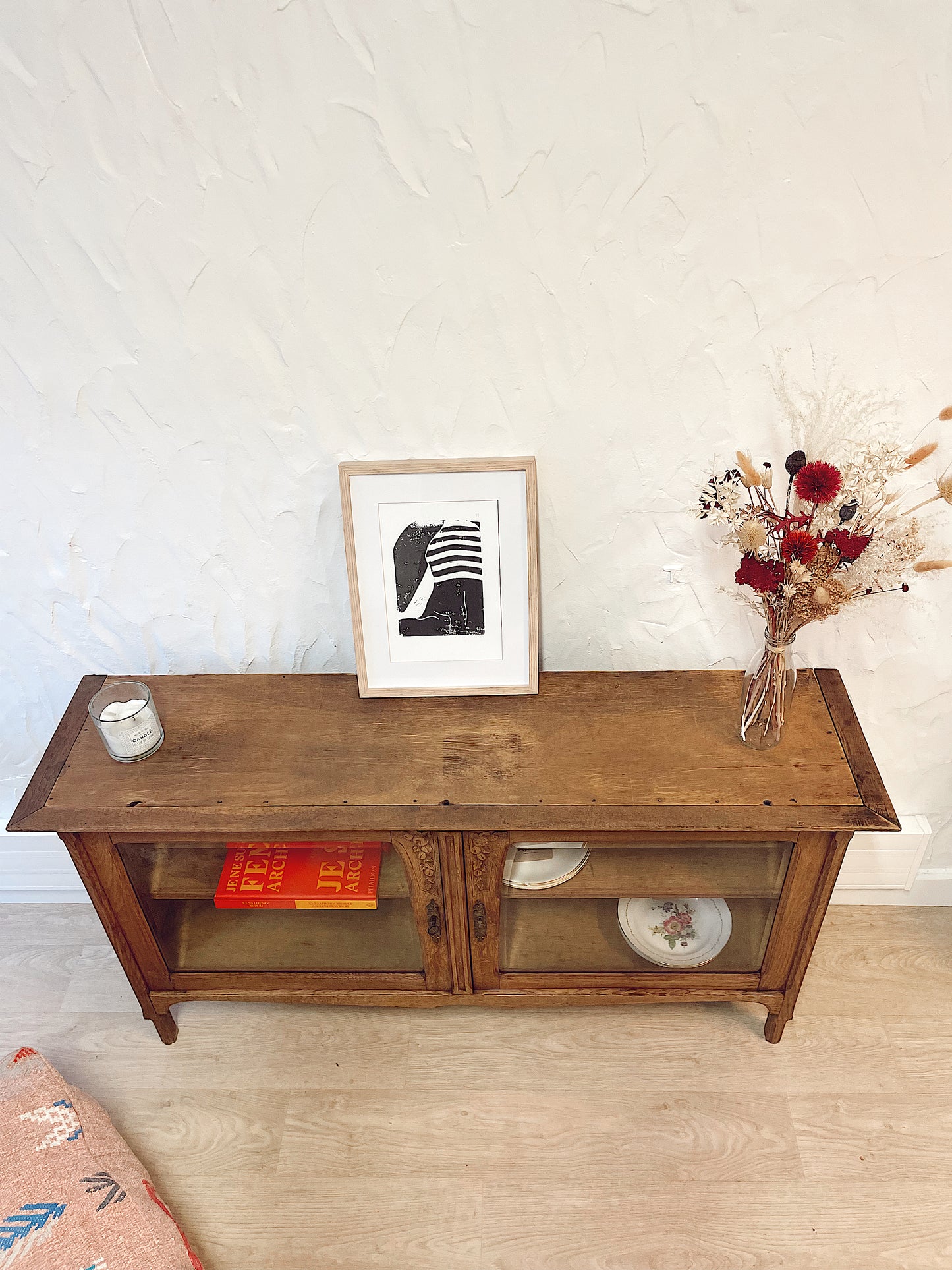 Buffet vintage en bois massif brut a motifs fleuris et 2 portes vitrées