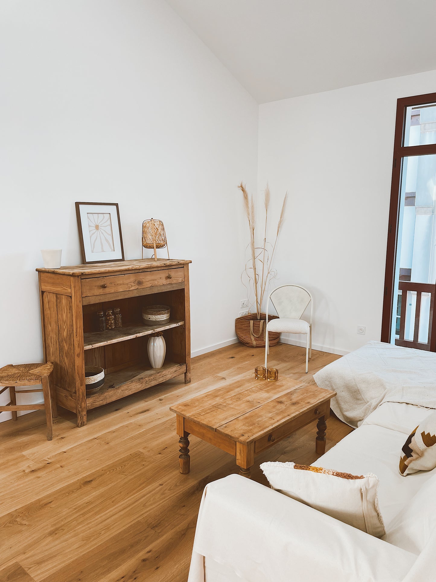 Buffet parisien ouvert vintage et rustique bois brut