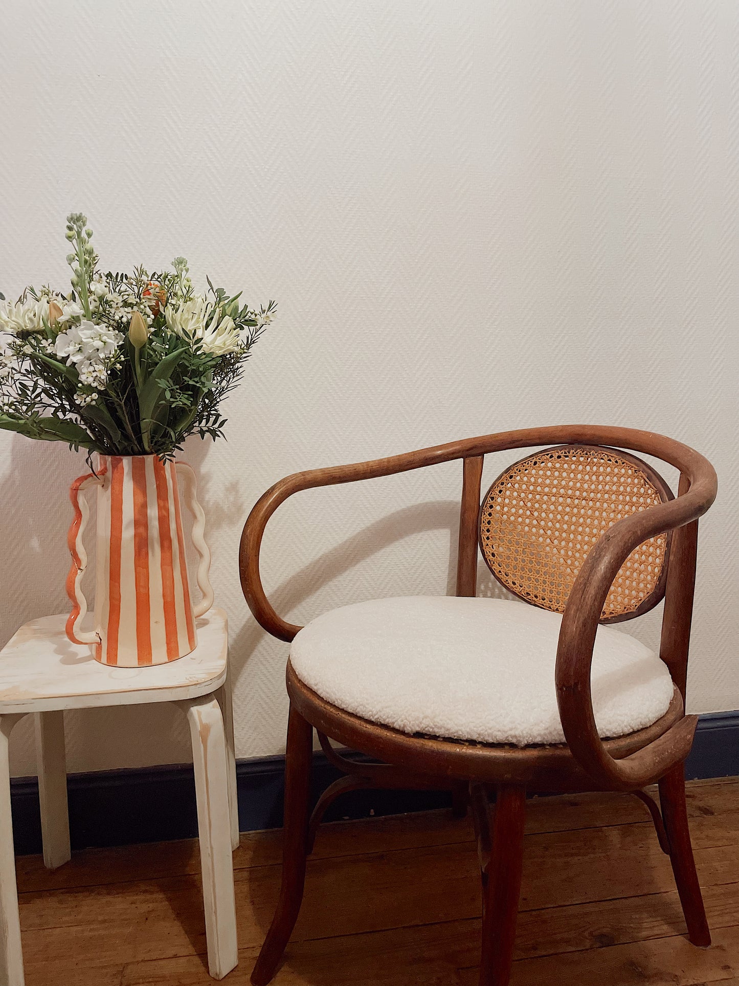 Fauteuil vintage bois courbé, cannage et bouclette
