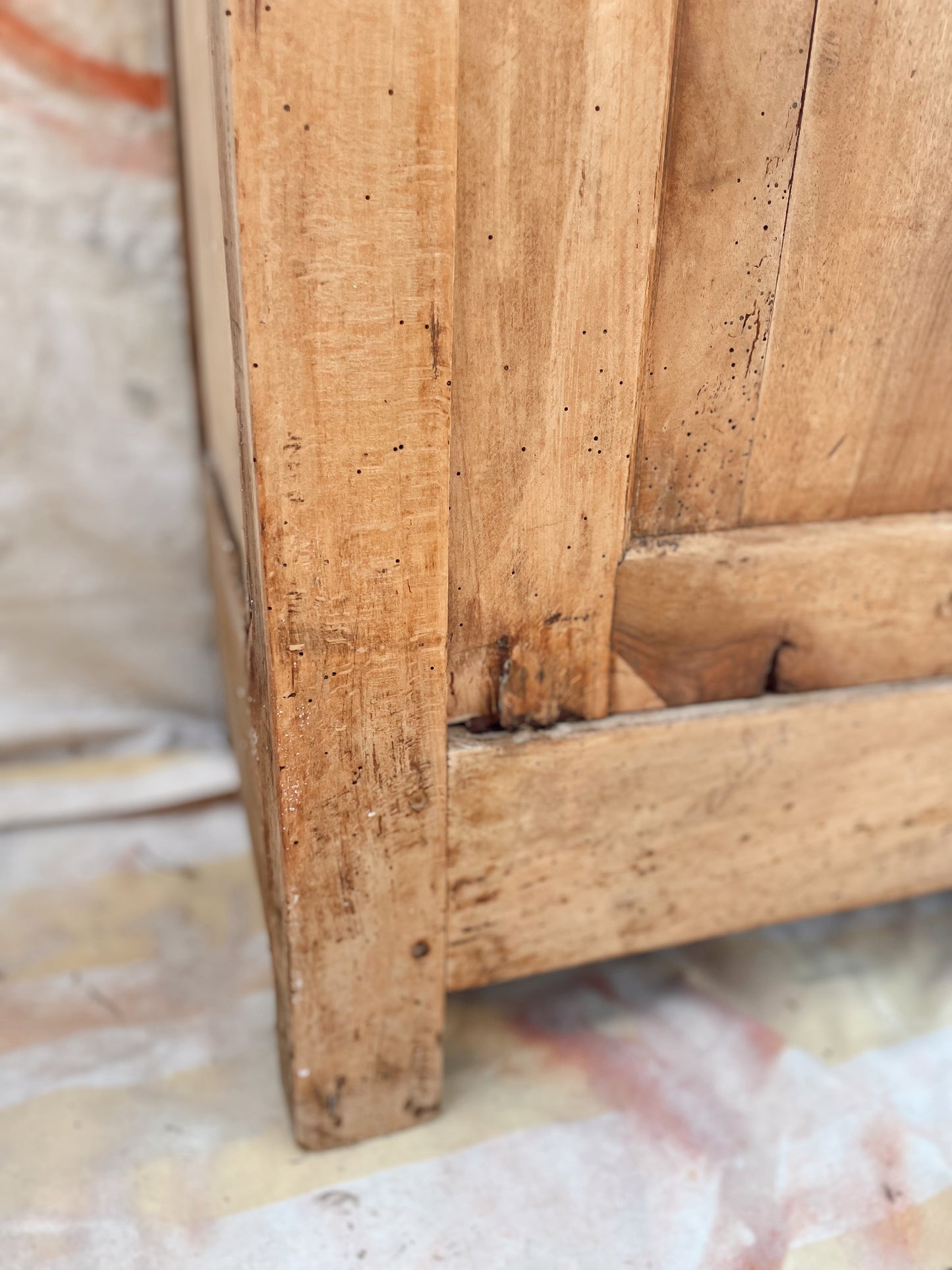 Buffet parisien en bois brut et décapé