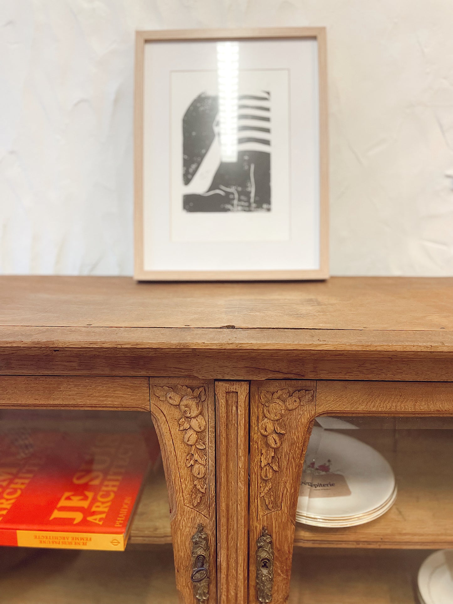 Buffet vintage en bois massif brut a motifs fleuris et 2 portes vitrées