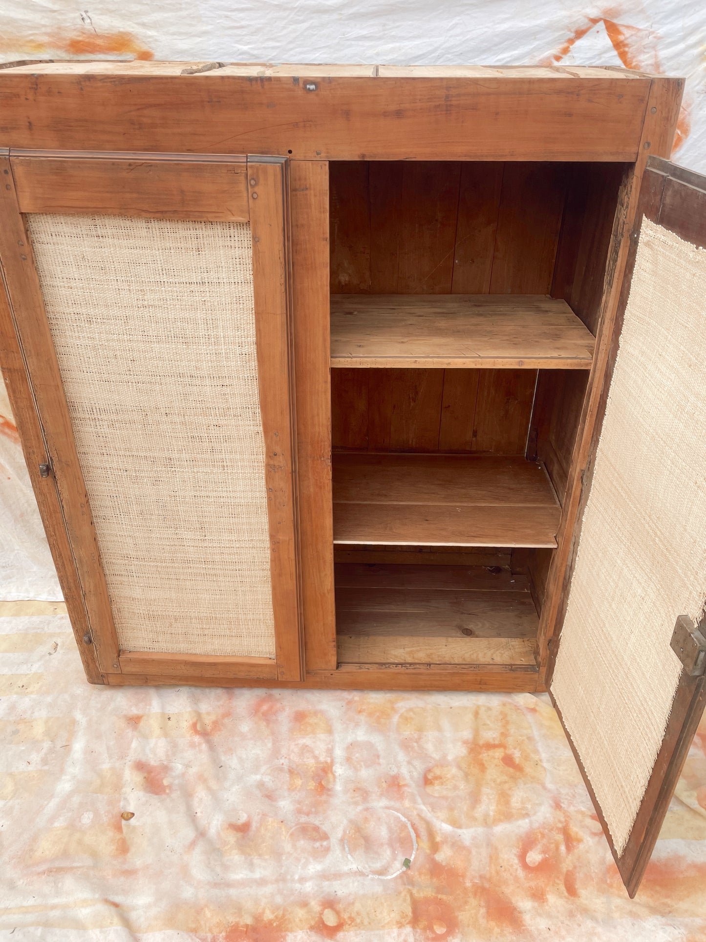 Armoire vintage bois brut et raphia