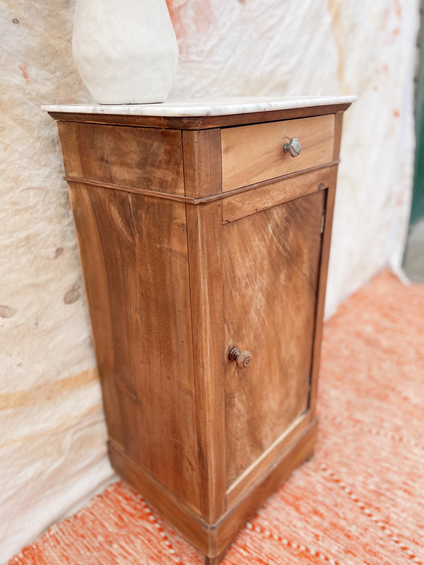 ´chevet petit meuble d’appoint vintage bois brut et marbre blanc
