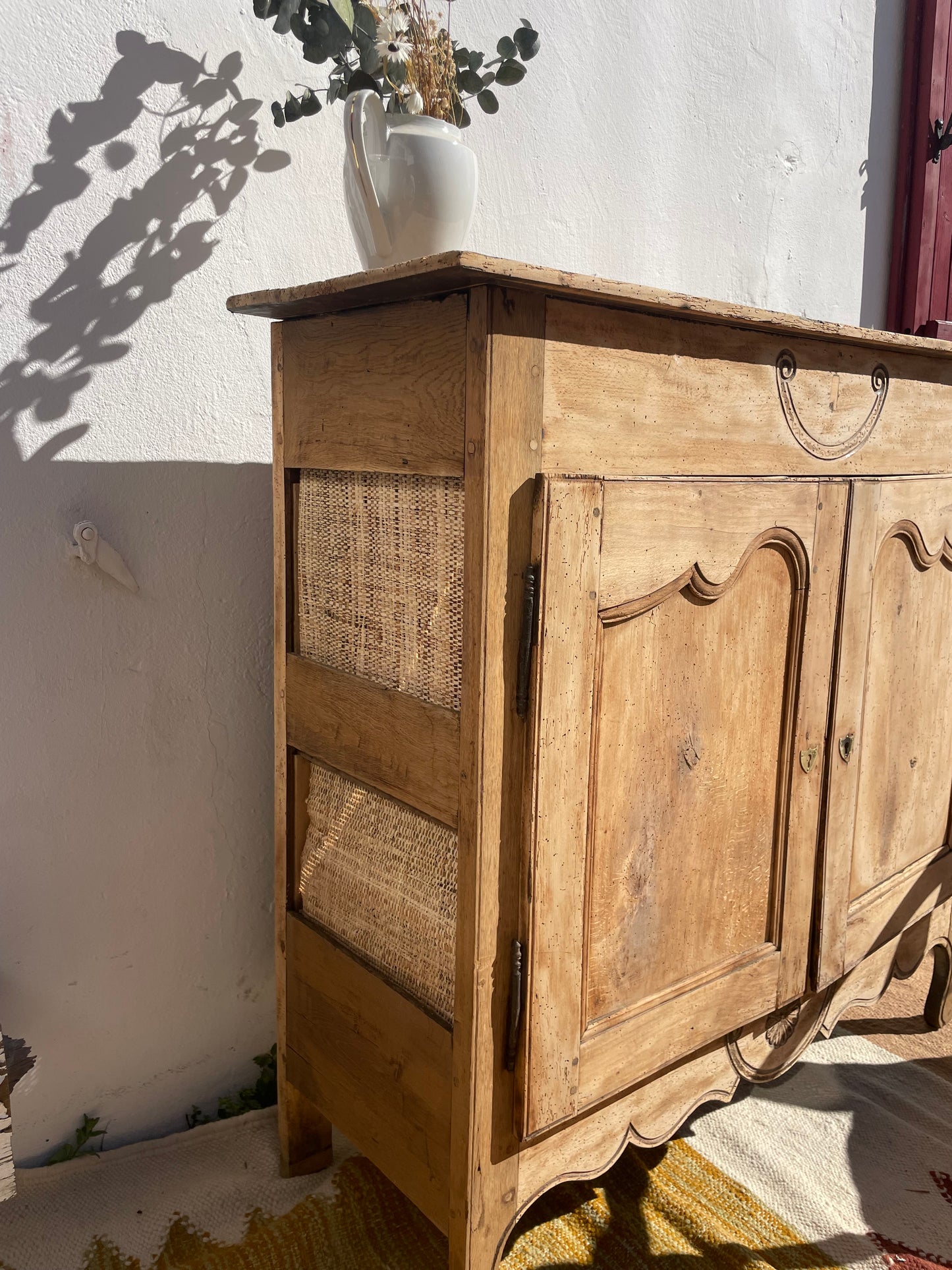 Buffet ancien régional sculpté – bois massif – patine authentique