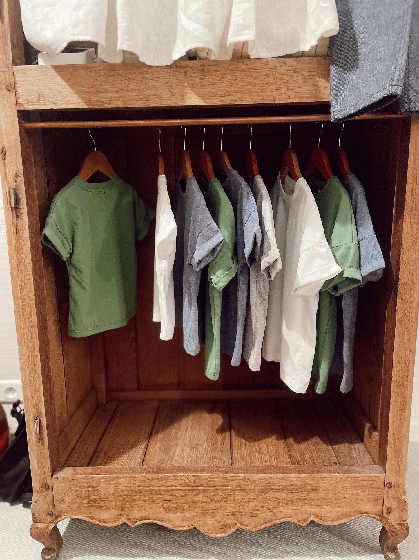 Armoire / penderie bonnetiere vintage bois brut