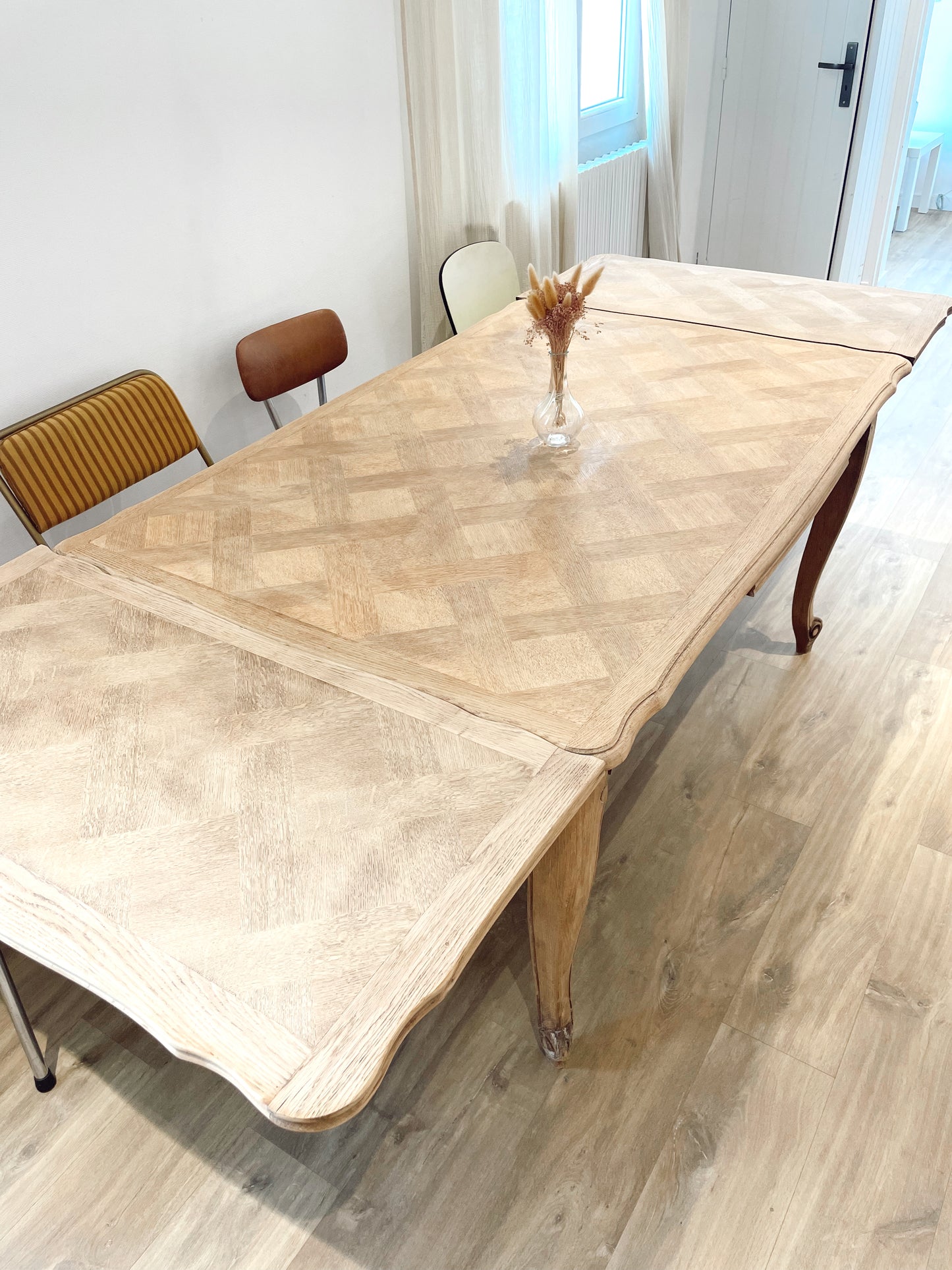 Table vintage style régence avec rallonges en bois brut