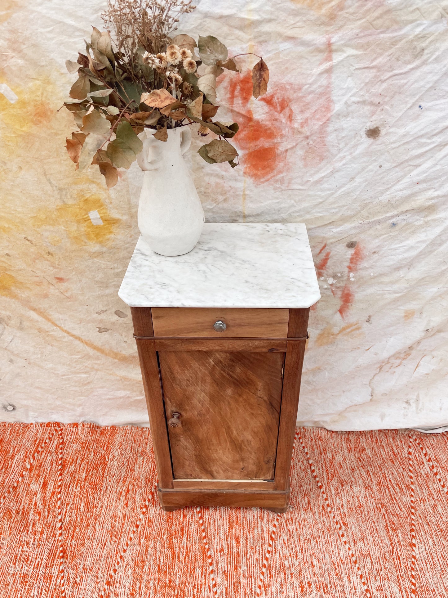 ´chevet petit meuble d’appoint vintage bois brut et marbre blanc