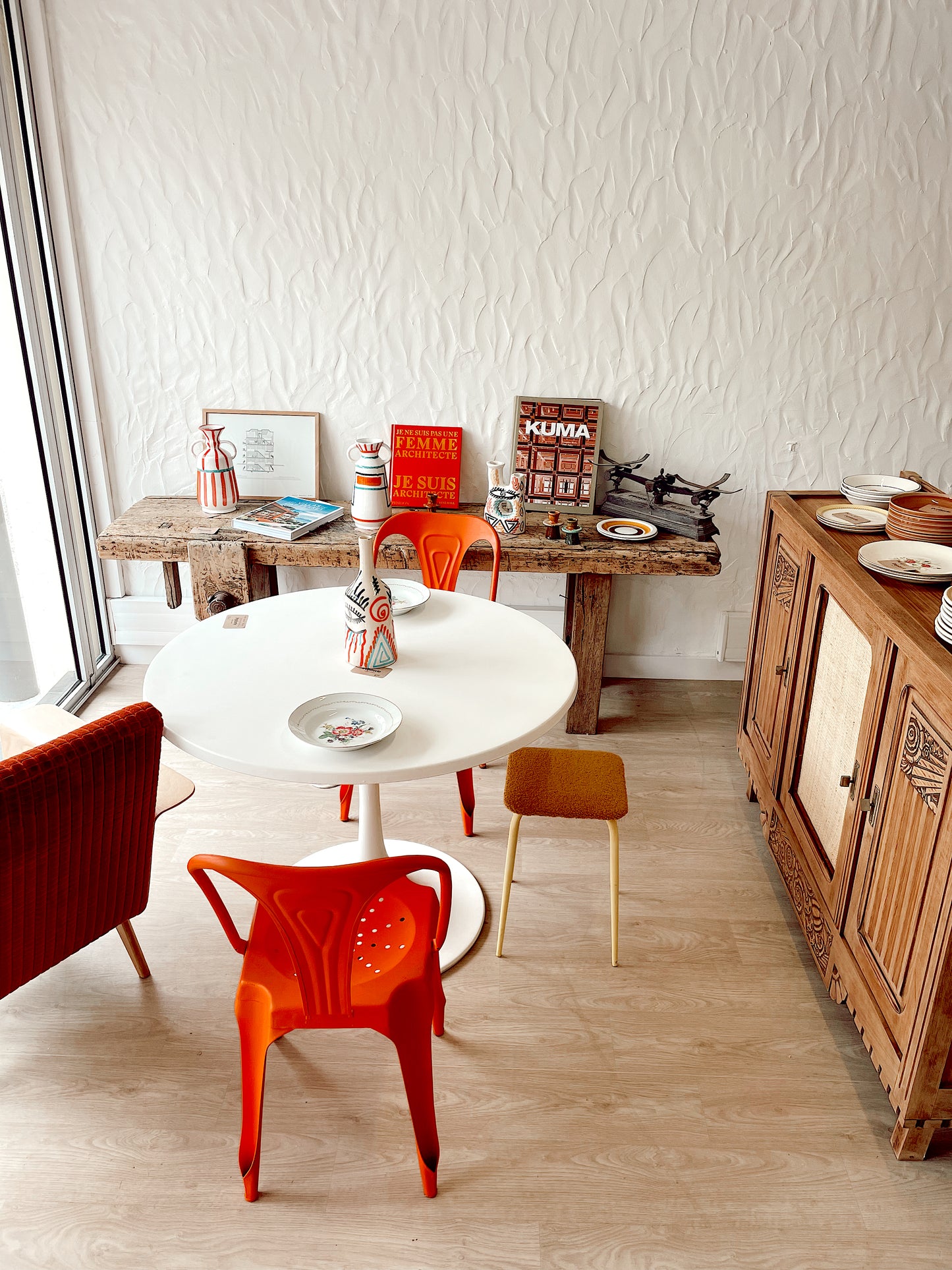 Table blanche ronde et pieds tulipe années 70