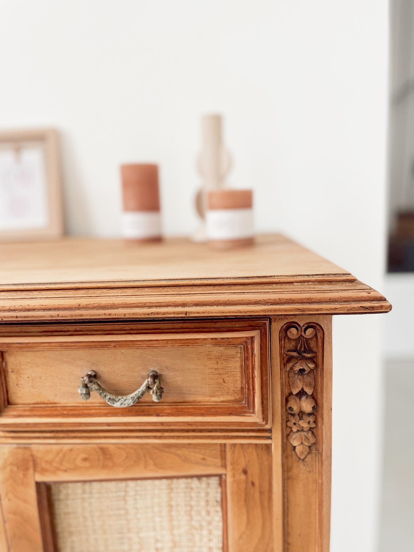 Buffet vintage 3 portes en bois et raphia